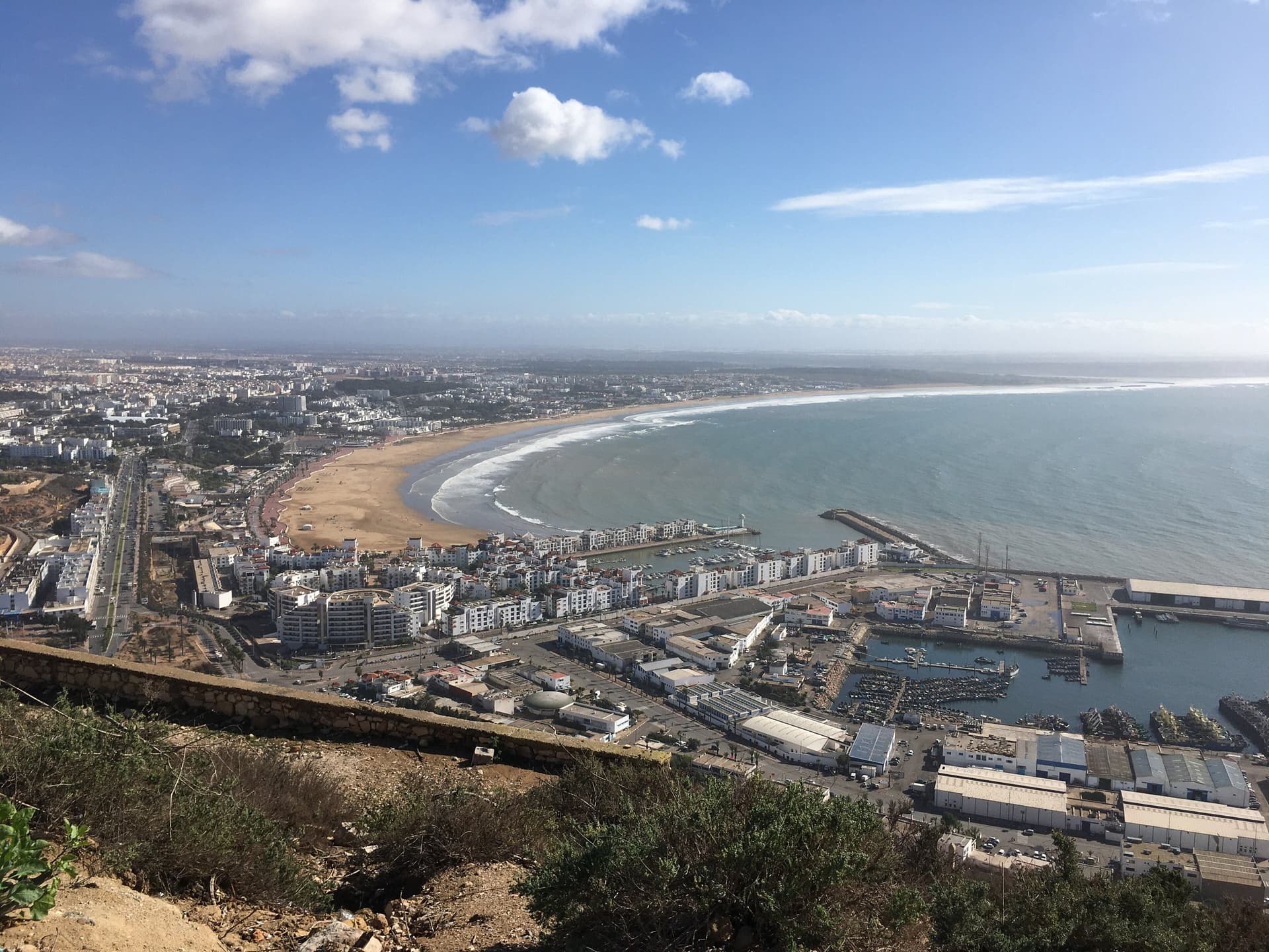 De baai van Agadir met het lange zandstrand en de haven, gezien vanaf de kasba