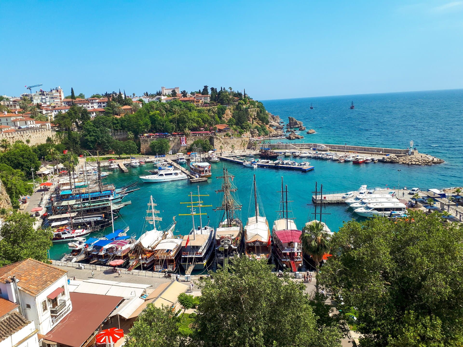 Uitzicht over de jachthaven van Kaleiçi in Antalya met turquoise zee en rode daken