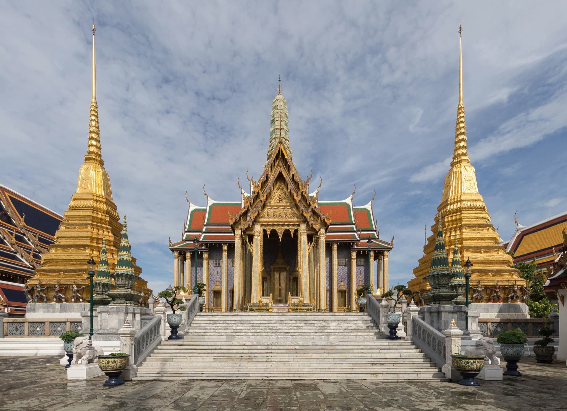 Gouden chedi's en de Prasat Phra Thep Bidorn bij Wat Phra Kaew in het Grote Paleis van Bangkok