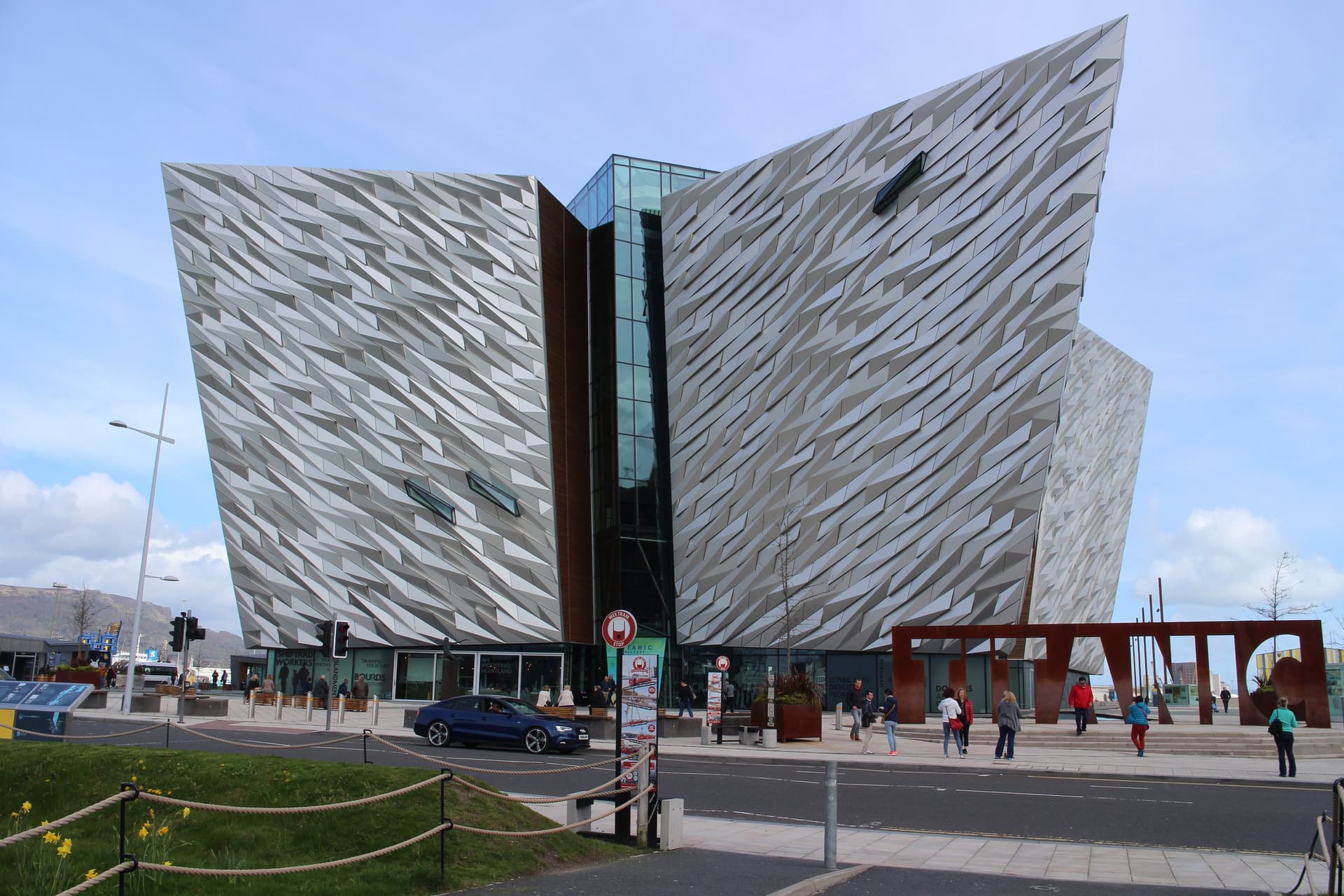 Het hoekige, zilverkleurige museumgebouw Titanic Belfast in de Titanic Quarter