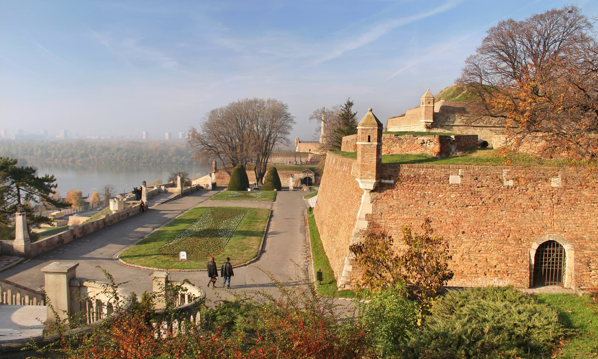 Wallen en tuinen van de vesting Kalemegdan in Belgrado met uitzicht op de rivier in herfstlicht