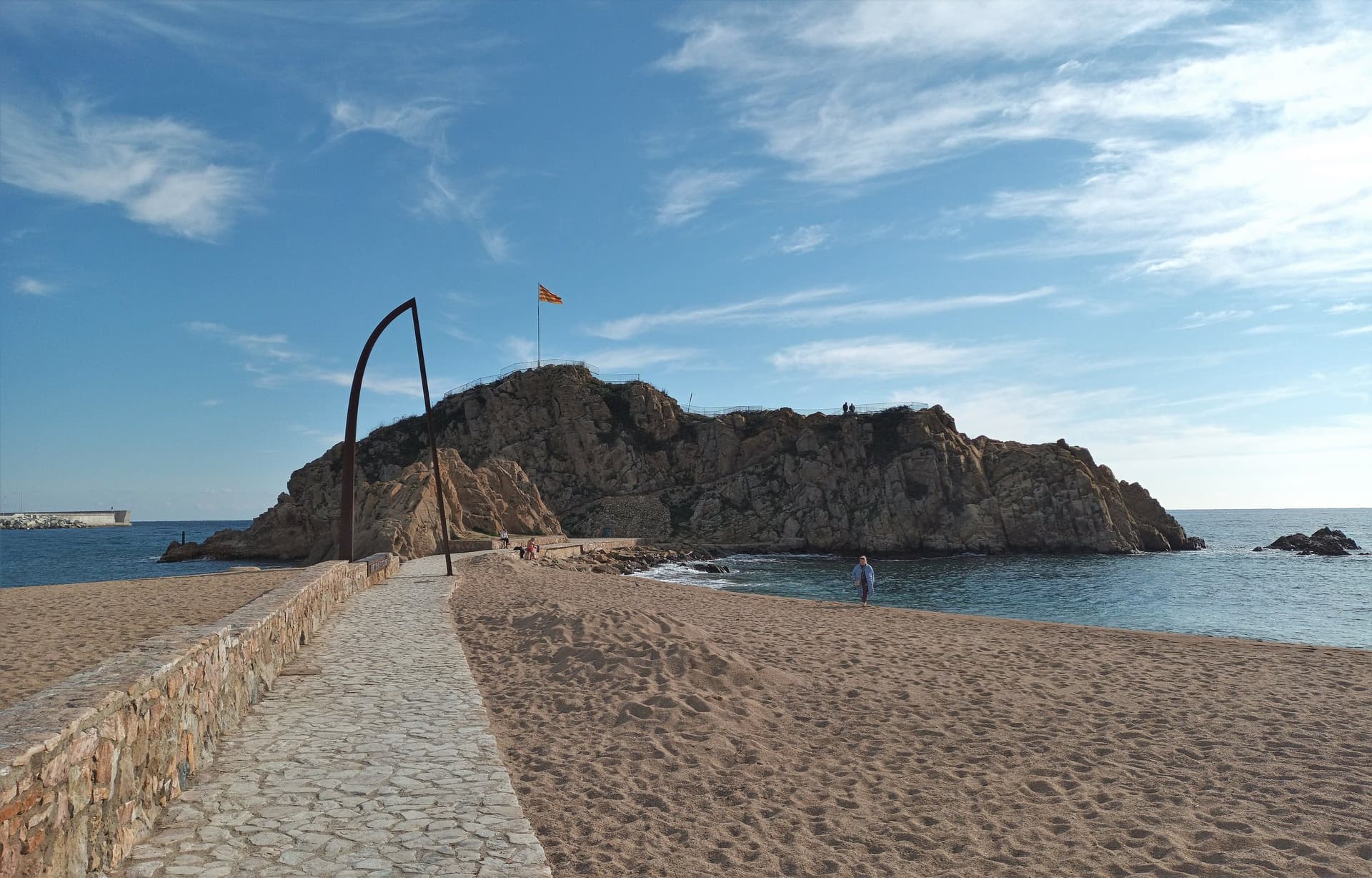 De rots Sa Palomera aan het strand van Blanes, het officiële beginpunt van de Costa Brava, onder een blauwe lucht