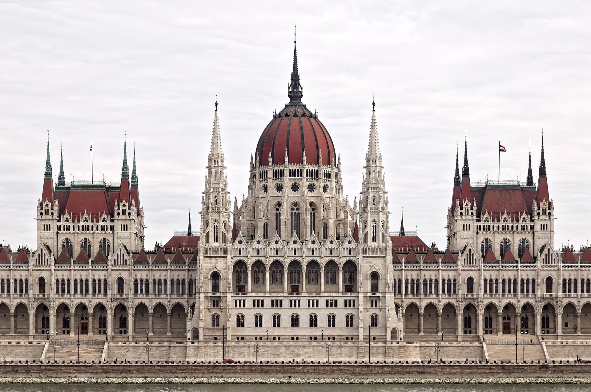 Het neogotische Hongaarse Parlementsgebouw met rode koepel aan de Donau in Boedapest