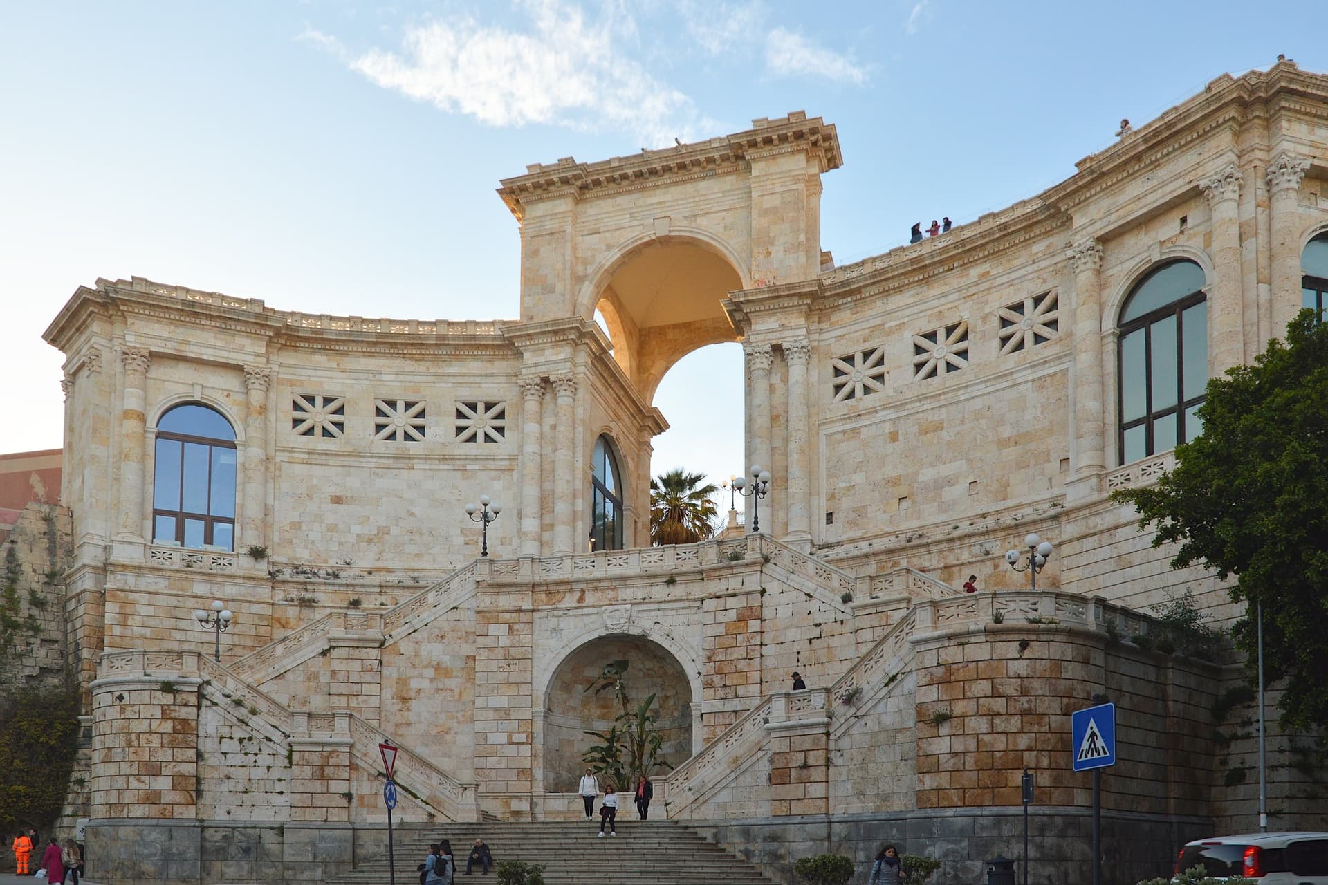 De Bastione di Saint Remy in Cagliari met de monumentale trappen en arcaden van kalksteen