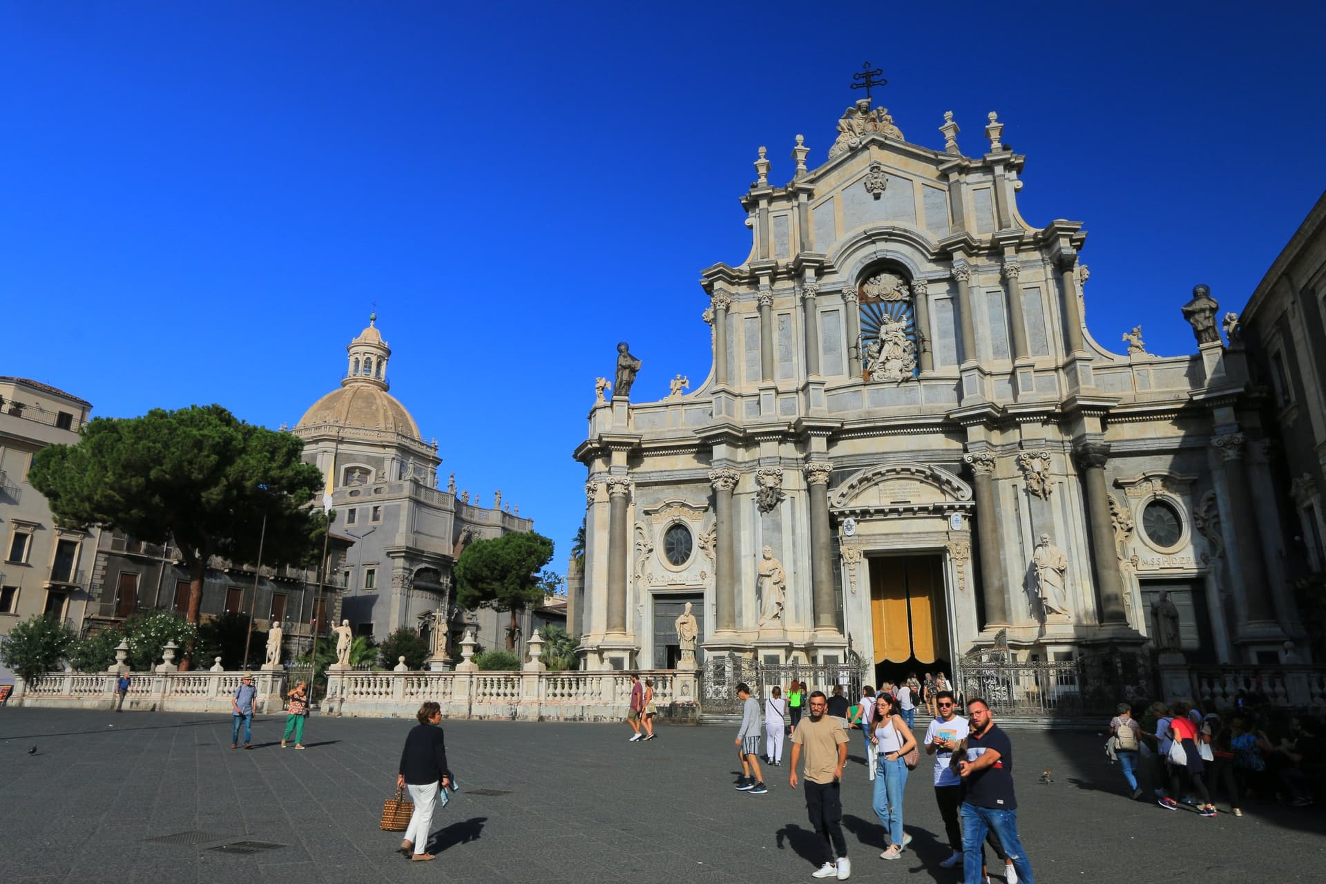Piazza del Duomo in Catania met de barokke gevel van de kathedraal van Sant'Agata