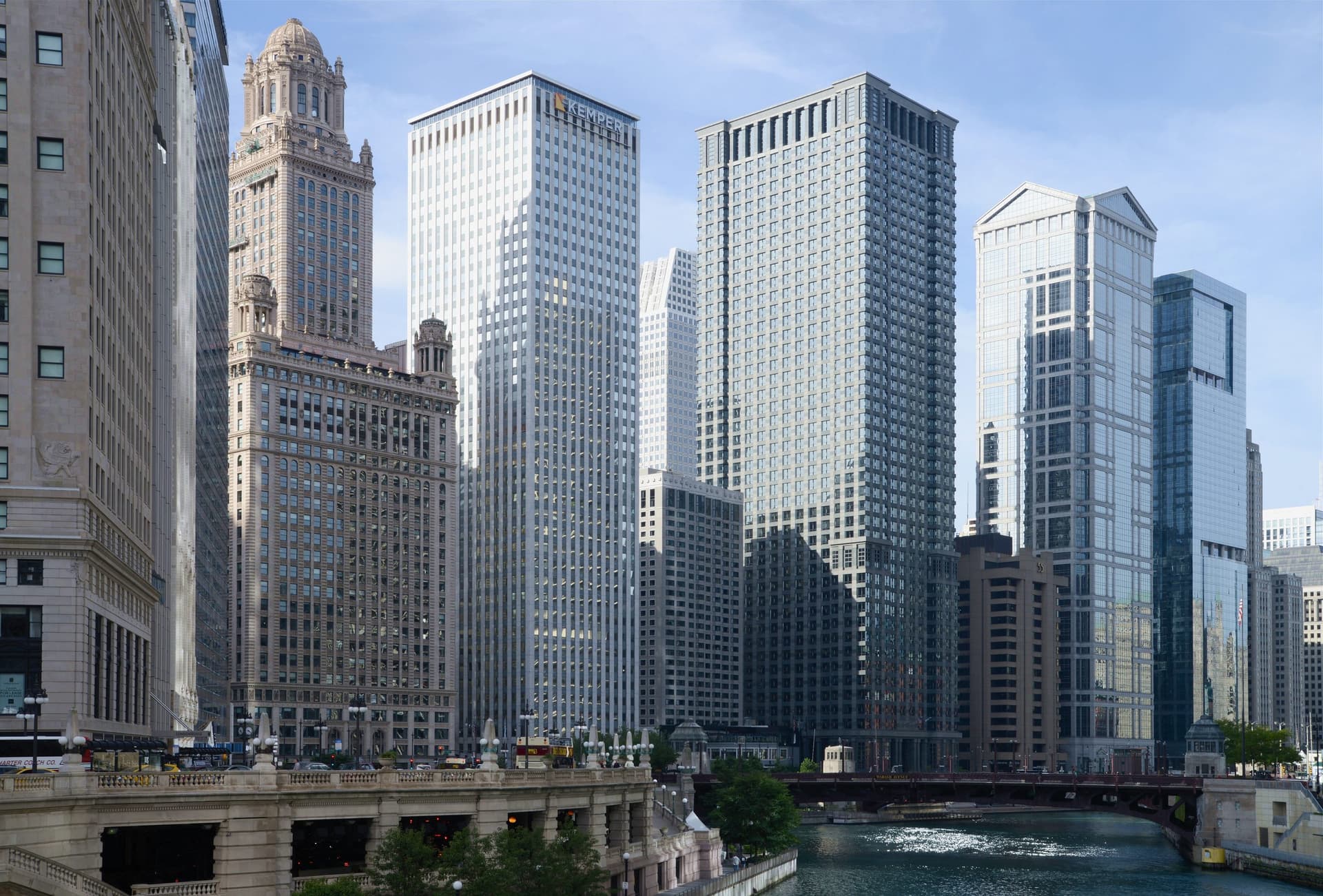 Wolkenkrabbers langs de Chicago River gezien vanaf de DuSable Bridge, met het Jewelers Building links en een zonnige lucht