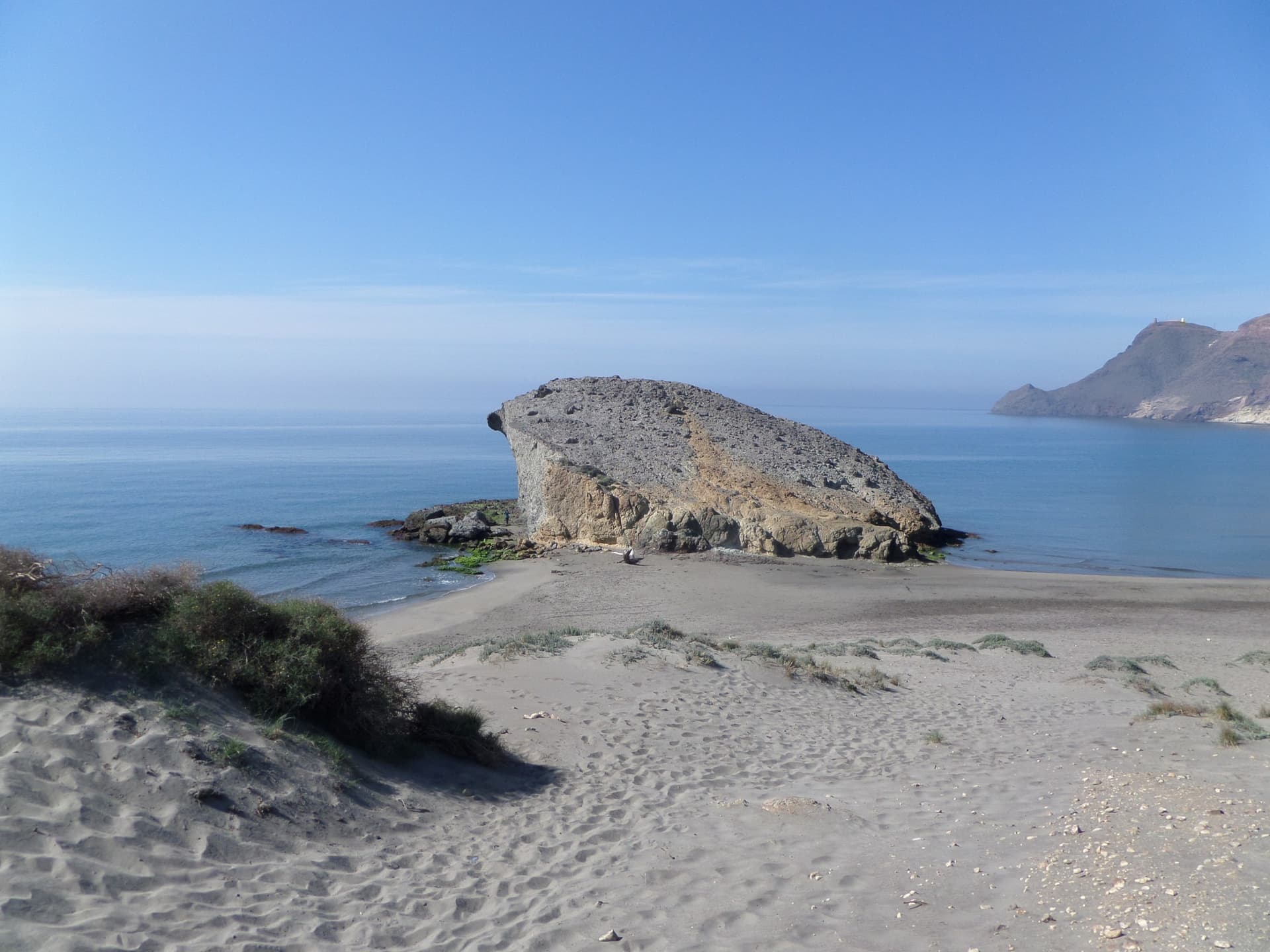 De grote vulkanische rots op het zandstrand van Playa de Mónsul in het natuurpark Cabo de Gata-Níjar