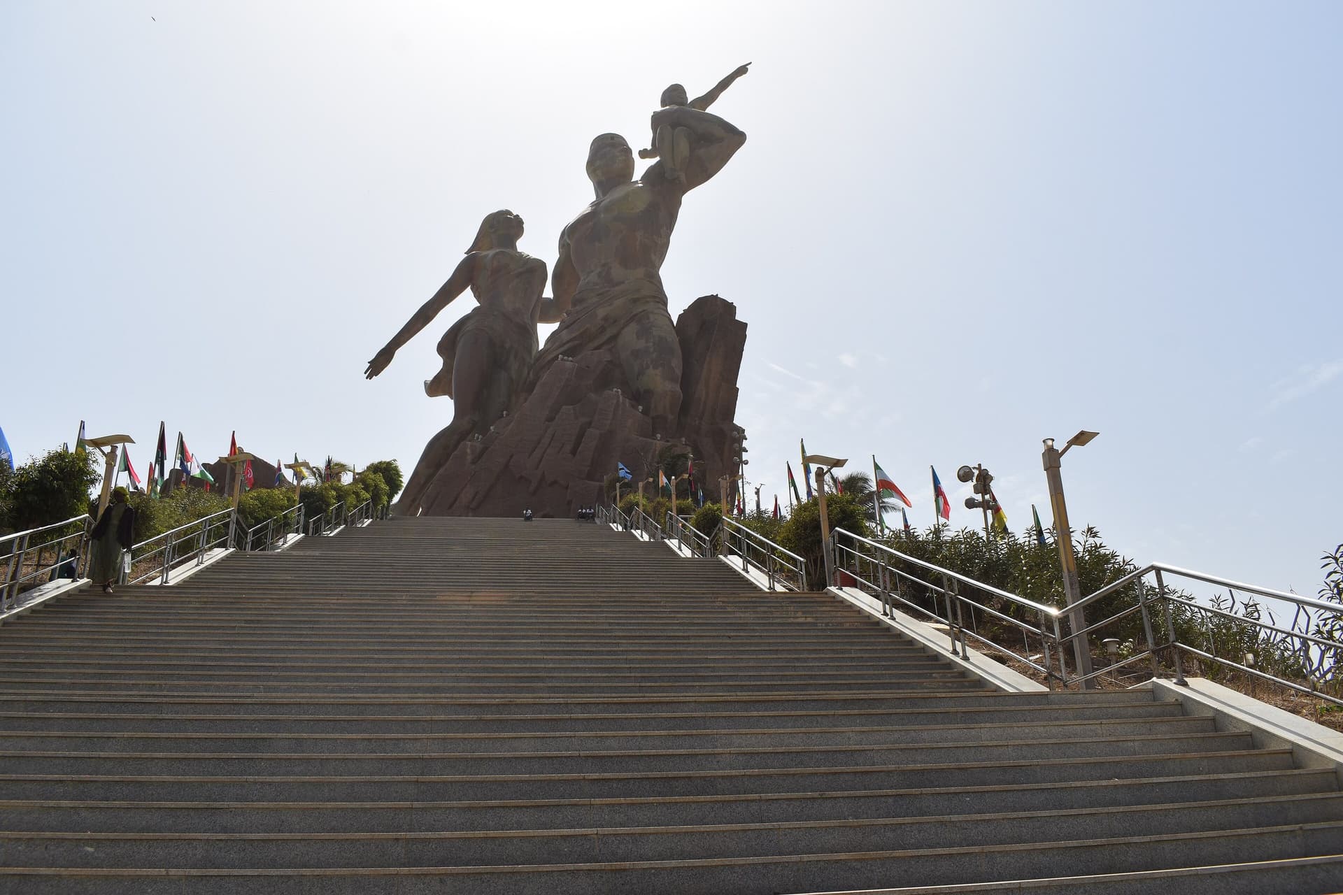 Het Monument van de Afrikaanse Renaissance op een heuvel in Dakar, met de brede trap naar het bronzen beeld
