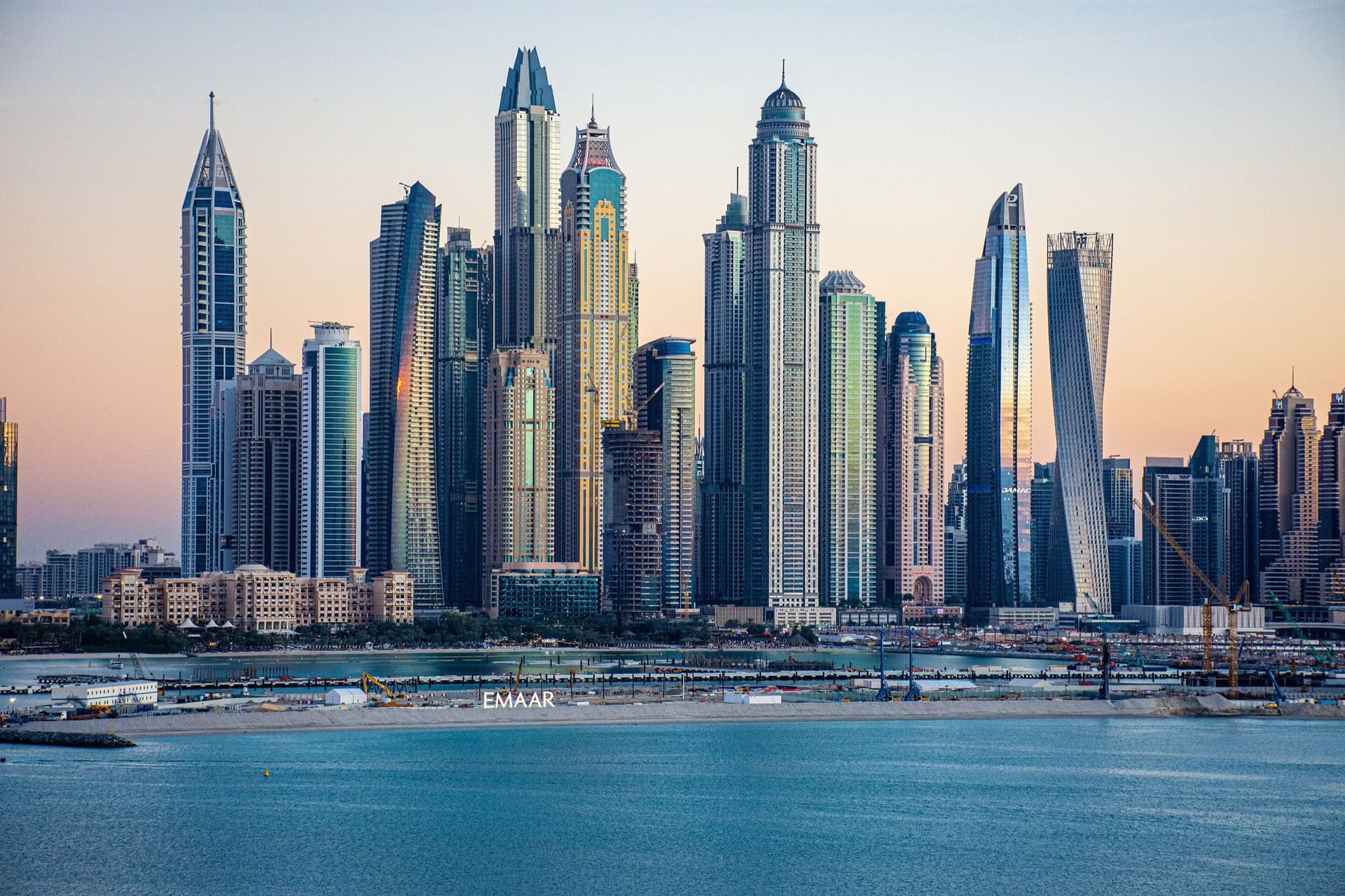 De glazen wolkenkrabbers van Dubai Marina aan het water
