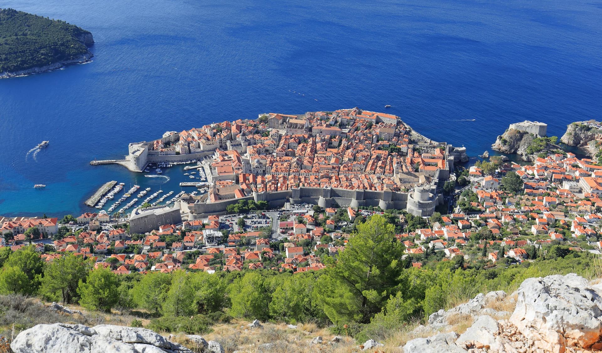 De ommuurde oude stad van Dubrovnik aan de Adriatische Zee, gezien vanaf de berg Srđ, met het eiland Lokrum
