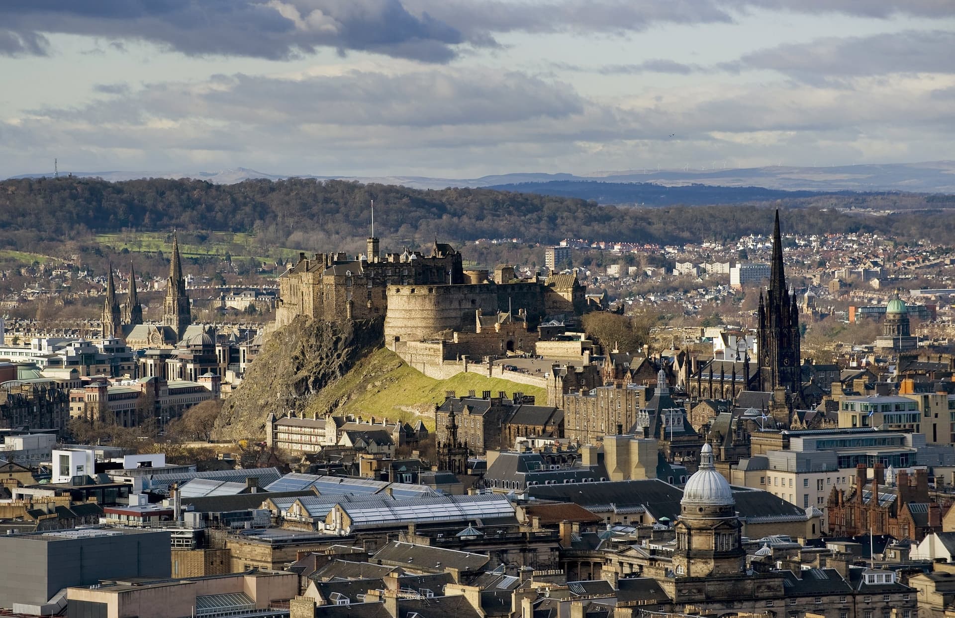 Edinburgh Castle op de rots boven de Old Town, gezien vanaf de Salisbury Crags