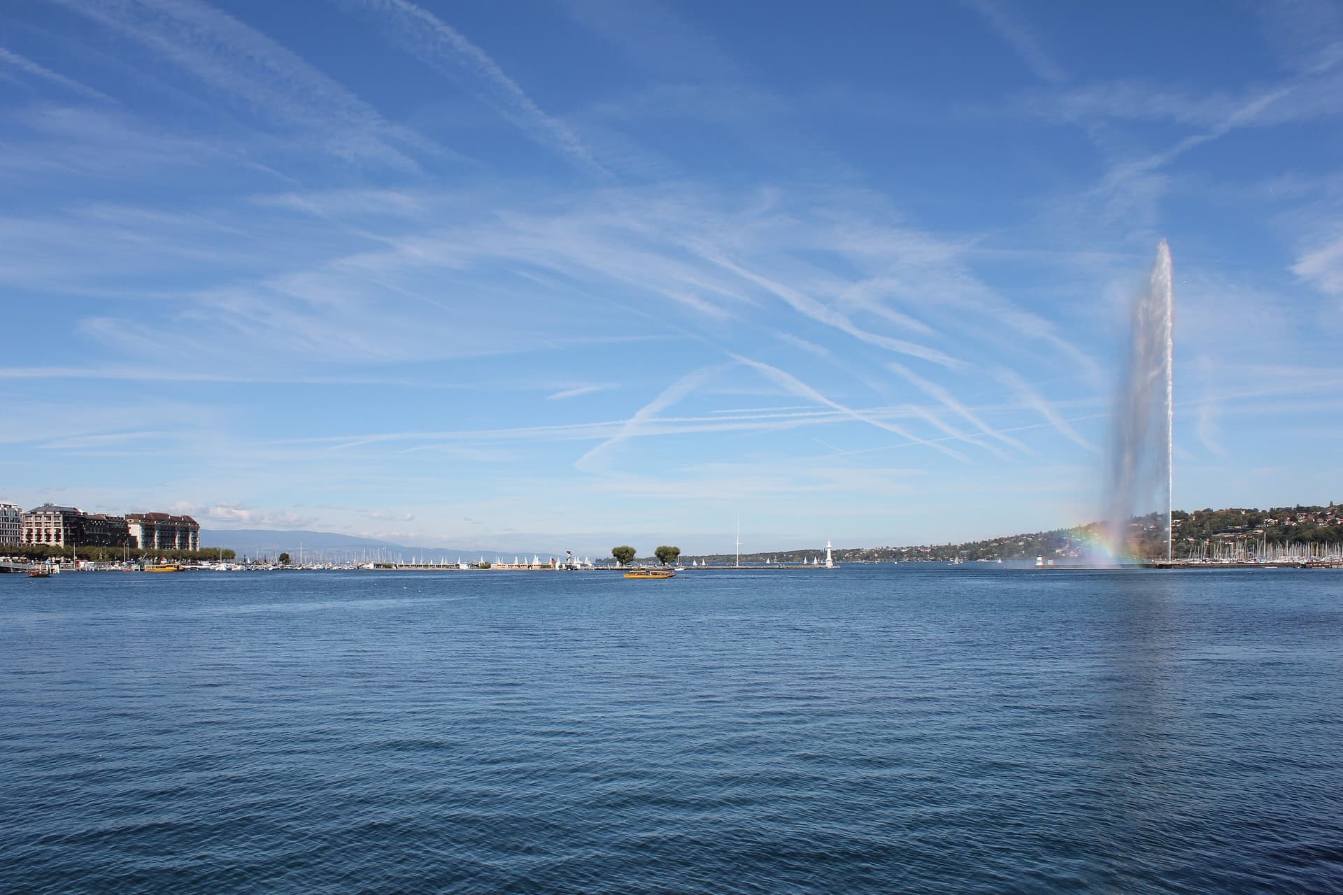 De Rade van Genève met de Jet d'Eau en een regenboog in de waternevel boven het Meer van Genève