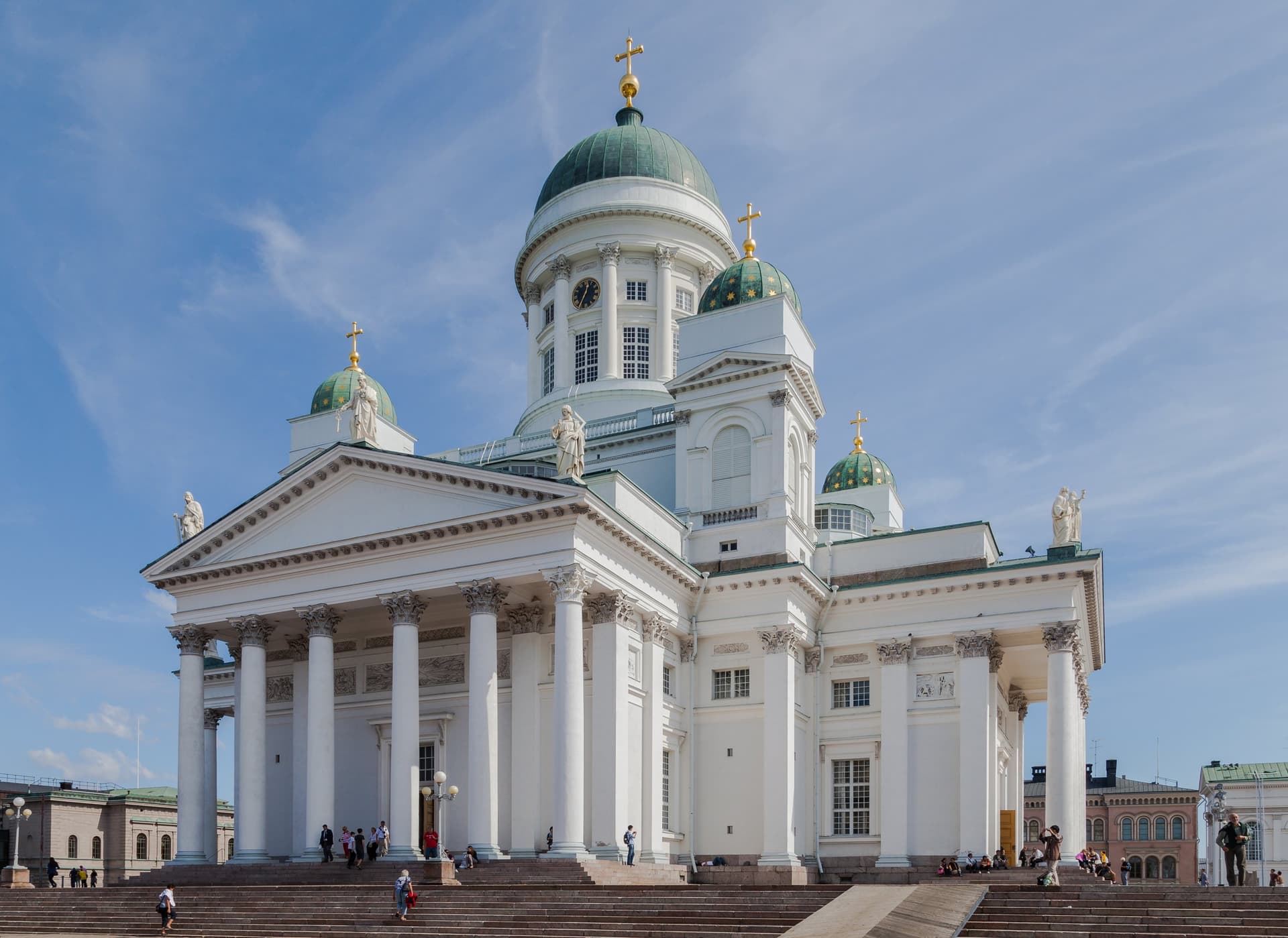 De witte Domkerk van Helsinki met groene koepels boven de trappen van het Senaatsplein