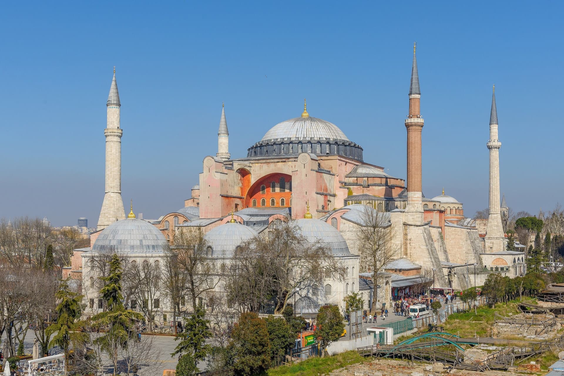 De Hagia Sophia met haar koepels en vier minaretten in Istanbul onder een strakblauwe lucht