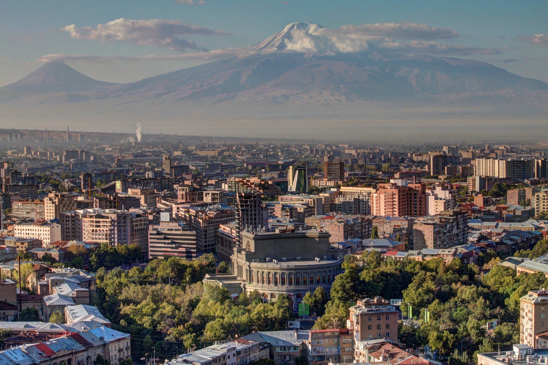 Jerevan met het operagebouw en de stad in het groen, met daarachter de besneeuwde toppen van de Ararat en de Kleine Ararat