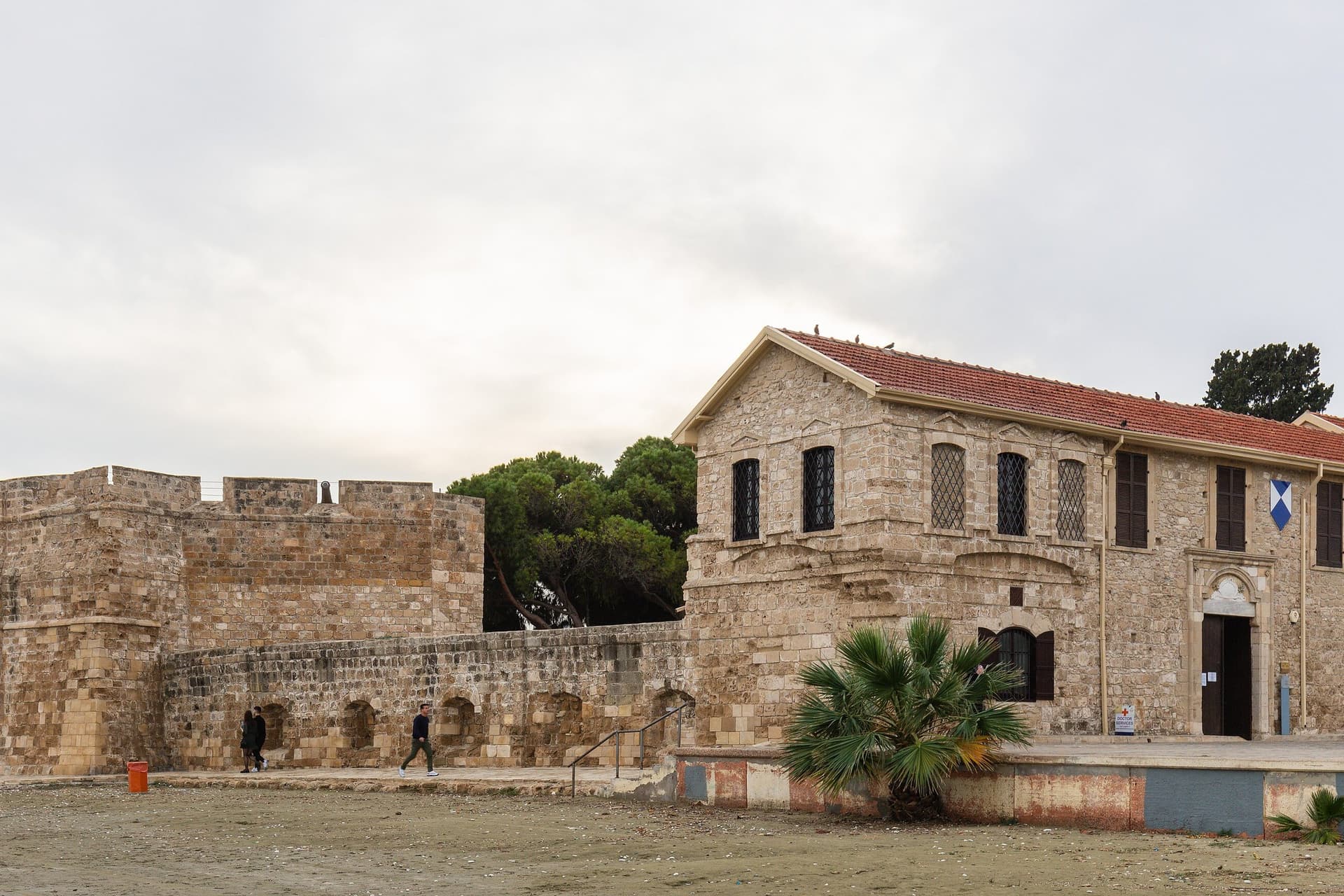 Het middeleeuwse fort van Larnaca aan de boulevard, met een minaret op de achtergrond