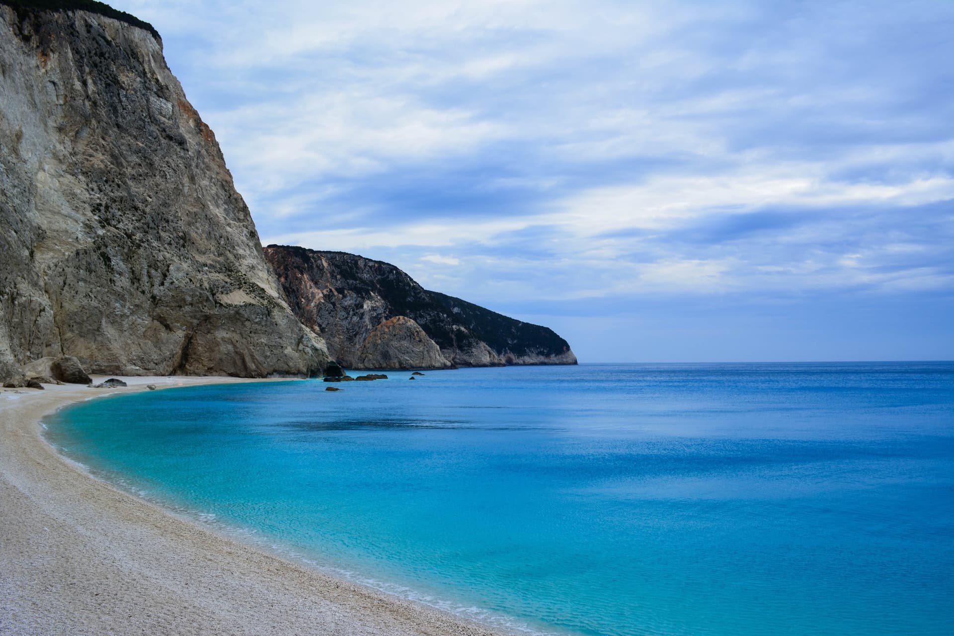 Het strand van Porto Katsiki op Lefkas, met witte kliffen en helderblauw water langs de westkust