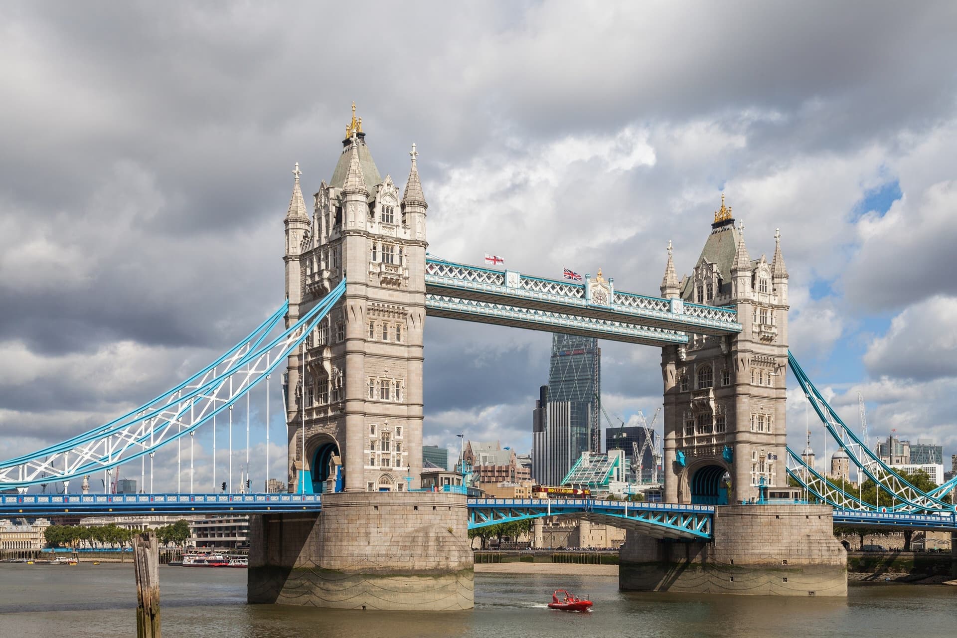 Tower Bridge over de Theems in Londen met blauwe lucht en wolken