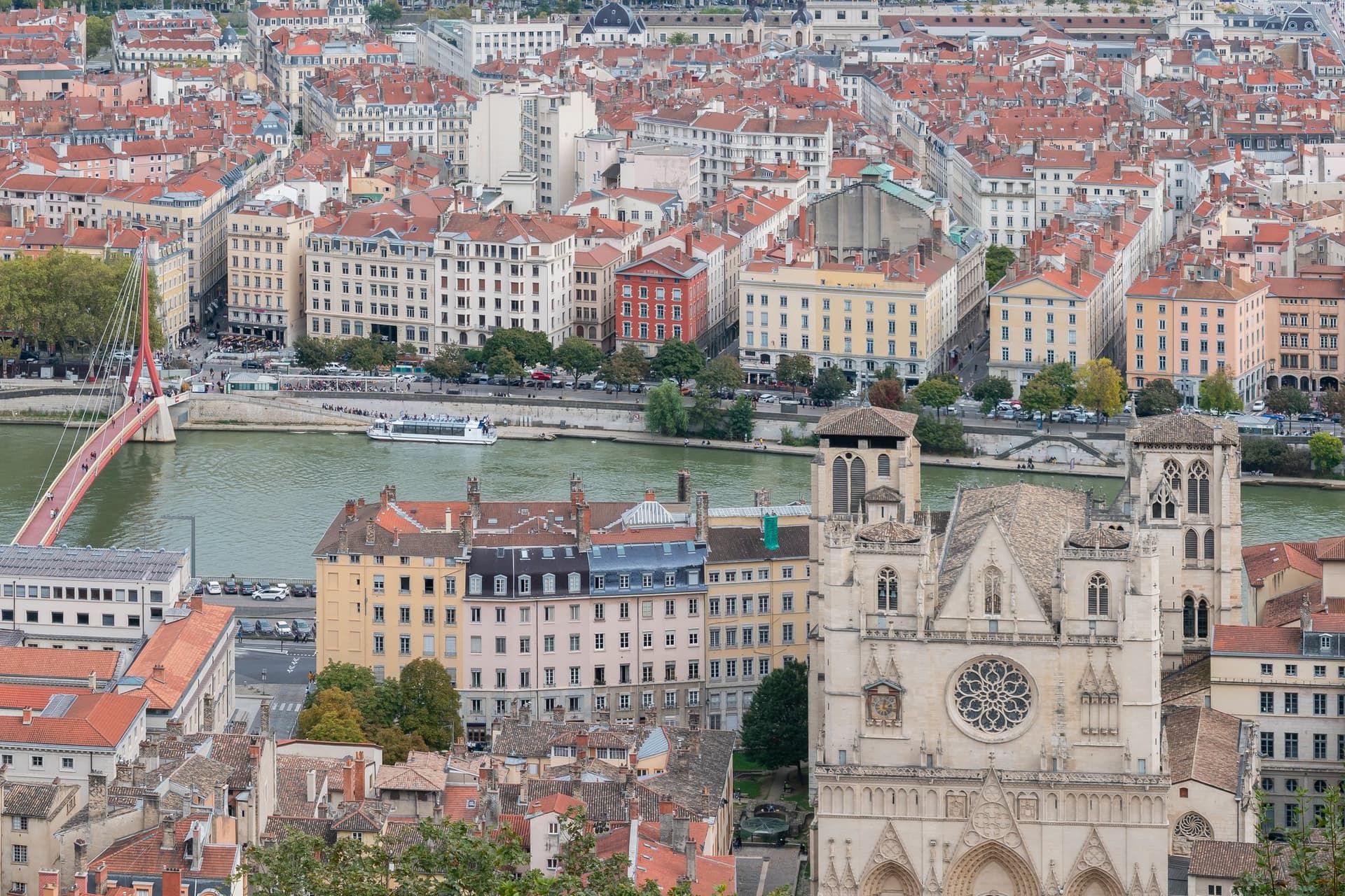 Uitzicht vanaf Fourvière op de kathedraal Saint-Jean, de Saône met een rode voetgangersbrug en de daken van de Presqu'île in Lyon