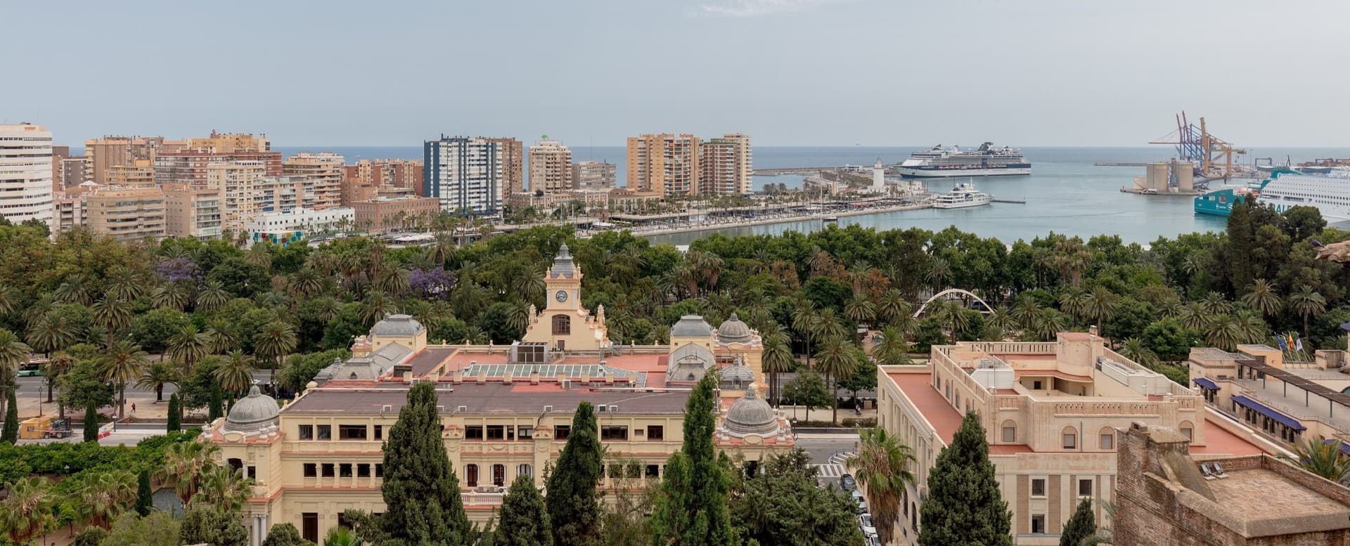 Uitzicht vanaf het Alcazaba over het centrum van Málaga, de palmen en de haven aan de Middellandse Zee