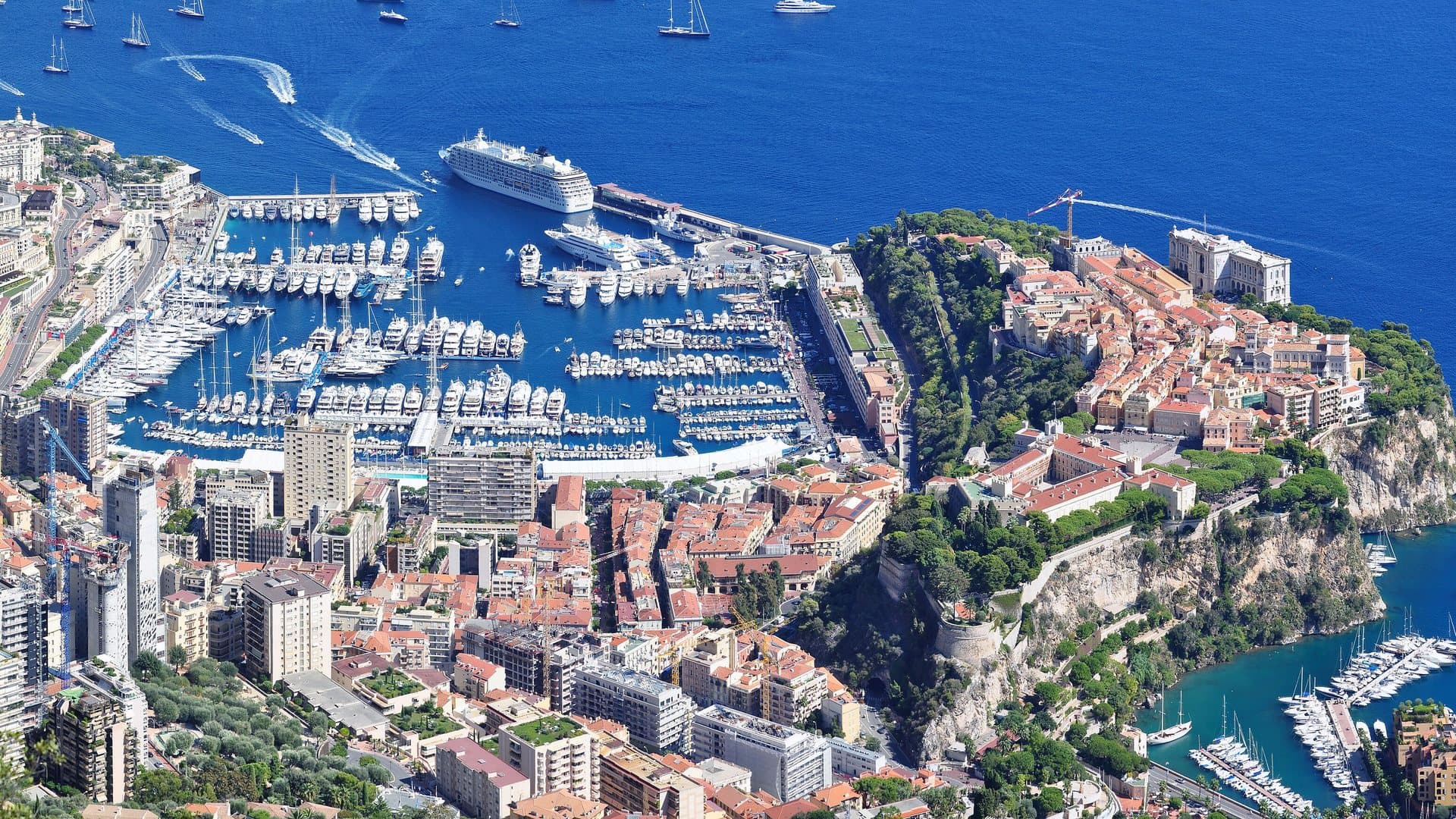 Luchtfoto van Monaco met de jachthaven Port Hercule vol jachten en de rots met de oude stad Monaco-Ville