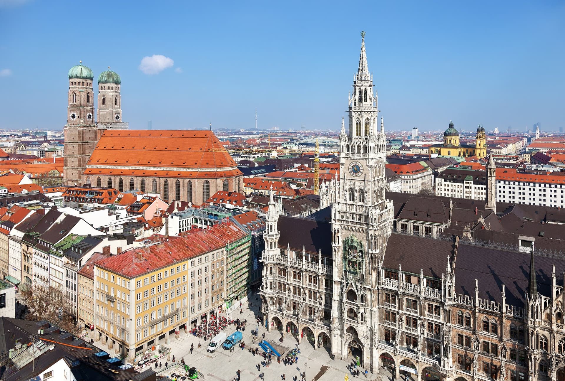 Uitzicht over de oude binnenstad van München met de Frauenkirche en het neogotische Neue Rathaus aan de Marienplatz