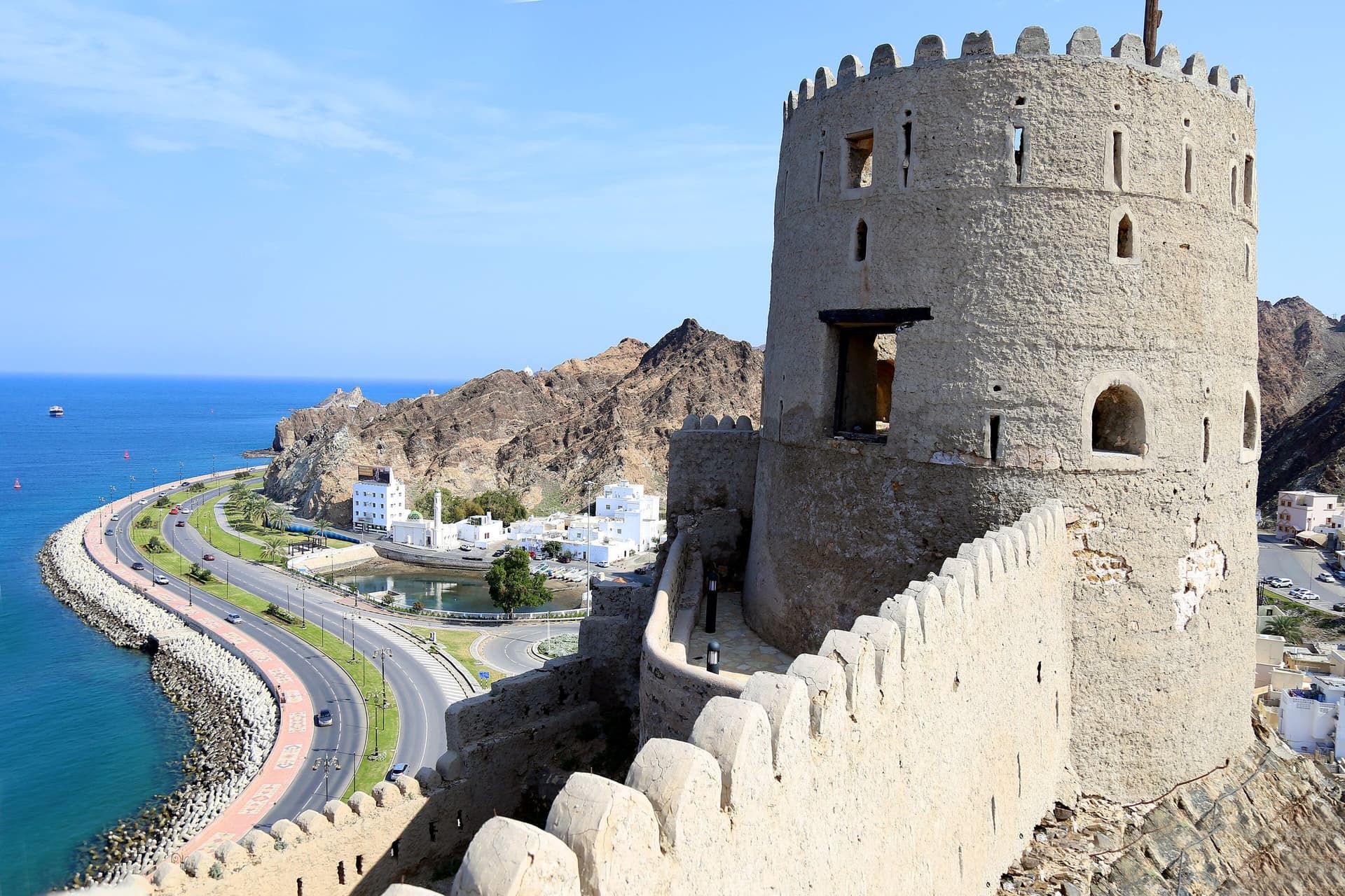 Het fort van Mutrah boven de corniche en de bergen van Muscat