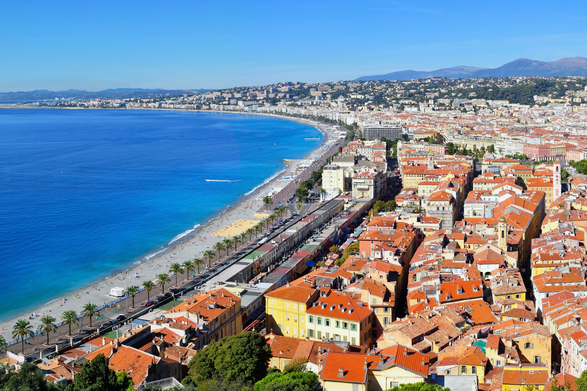 Uitzicht vanaf de Colline du Château over de oude stad van Nice, de Promenade des Anglais en de blauwe Baie des Anges