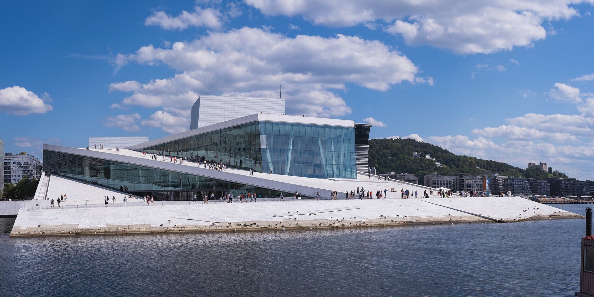 Het witte, schuin aflopende Operahuis van Oslo aan het water van de Oslofjord