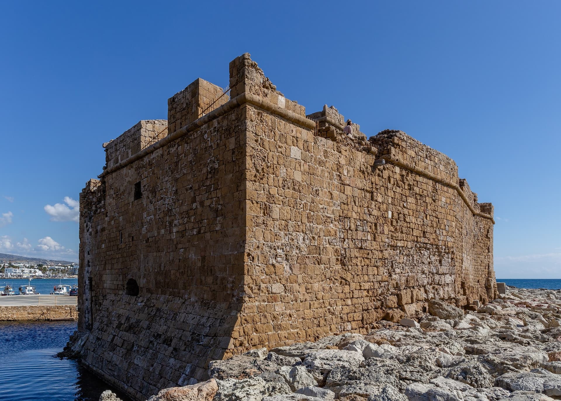 Het stenen fort van Paphos aan het einde van de havenpier onder een strakblauwe lucht