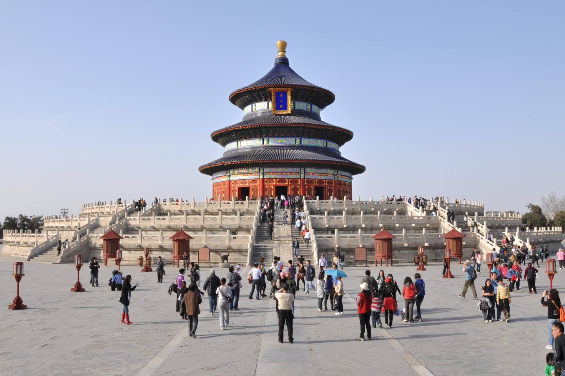 De ronde Hal van Gebed voor een Goede Oogst in de Tempel van de Hemel in Peking, met blauwe dakpannen op witte marmeren terrassen onder een heldere lucht