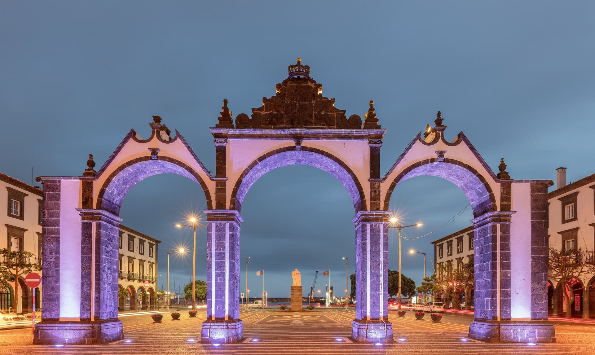 De drie verlichte bogen van de Portas da Cidade in Ponta Delgada op de Azoren, in het blauwe uur