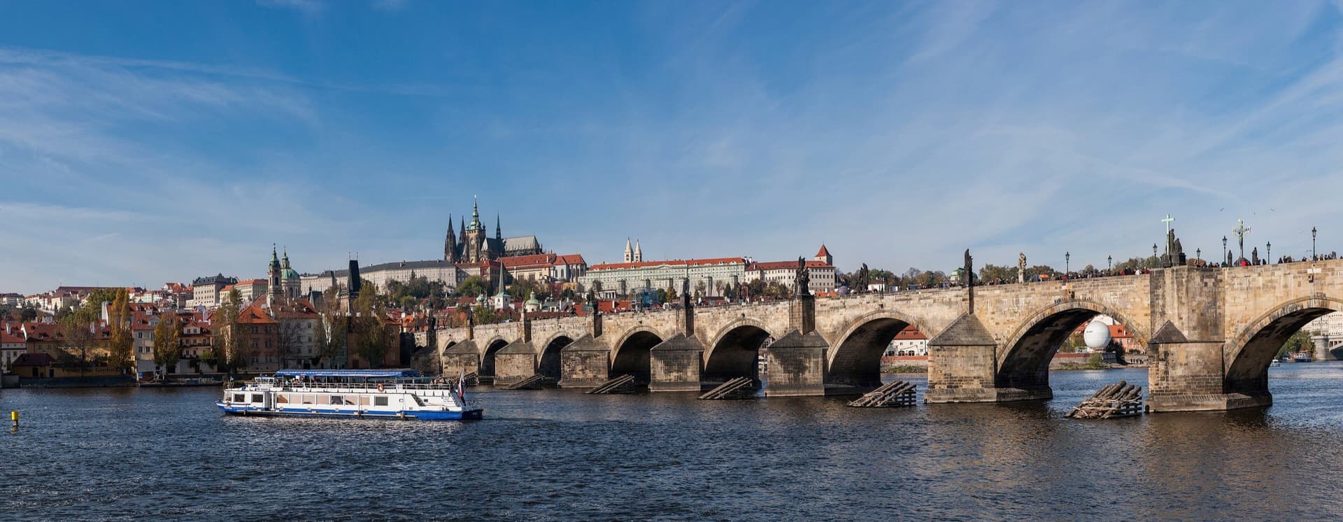 De Burcht van Praag en de Karelsbrug over de Moldau onder een blauwe lucht