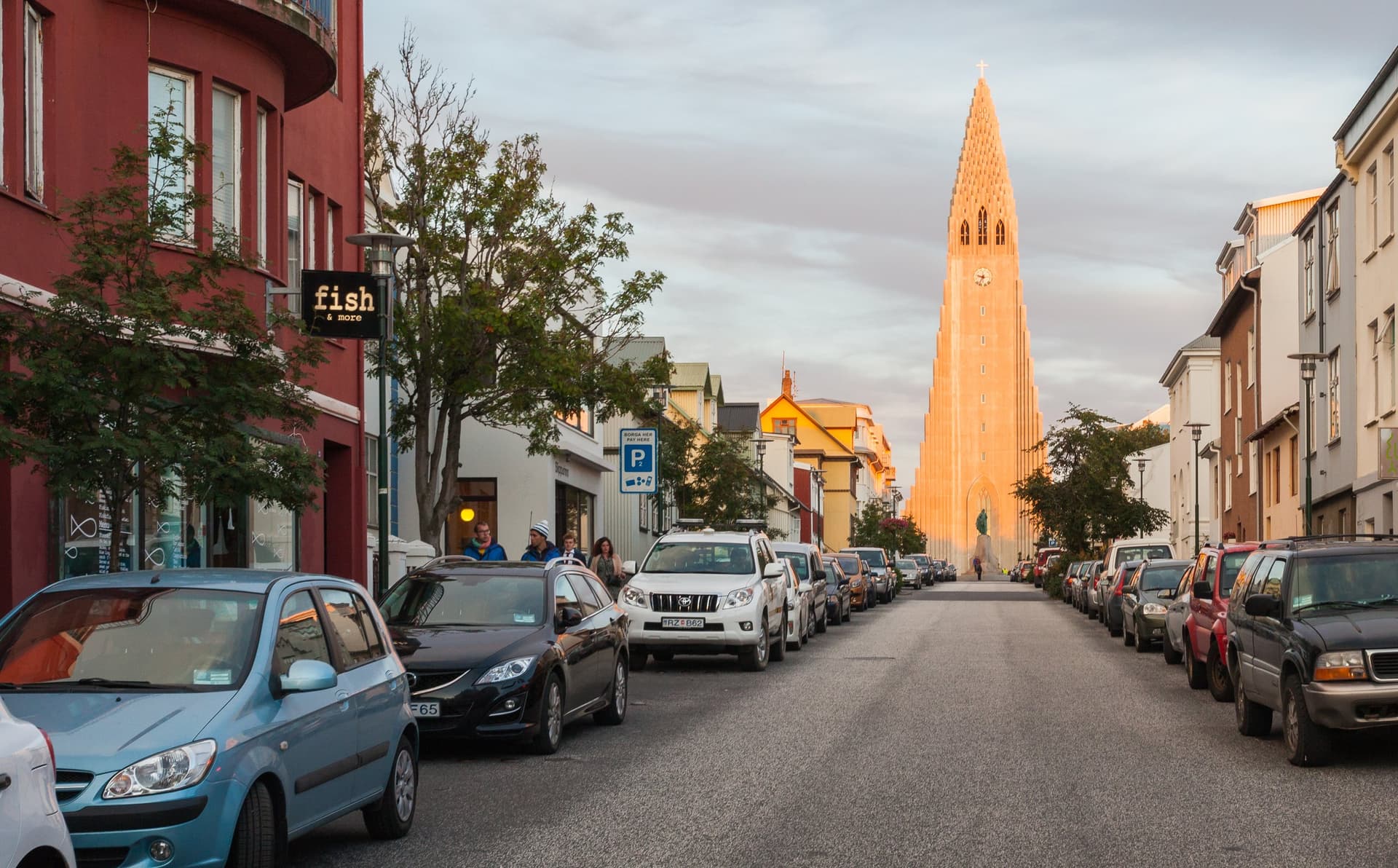 De winkelstraat Skólavörðustígur in Reykjavik met aan het eind de toren van de Hallgrímskirkja