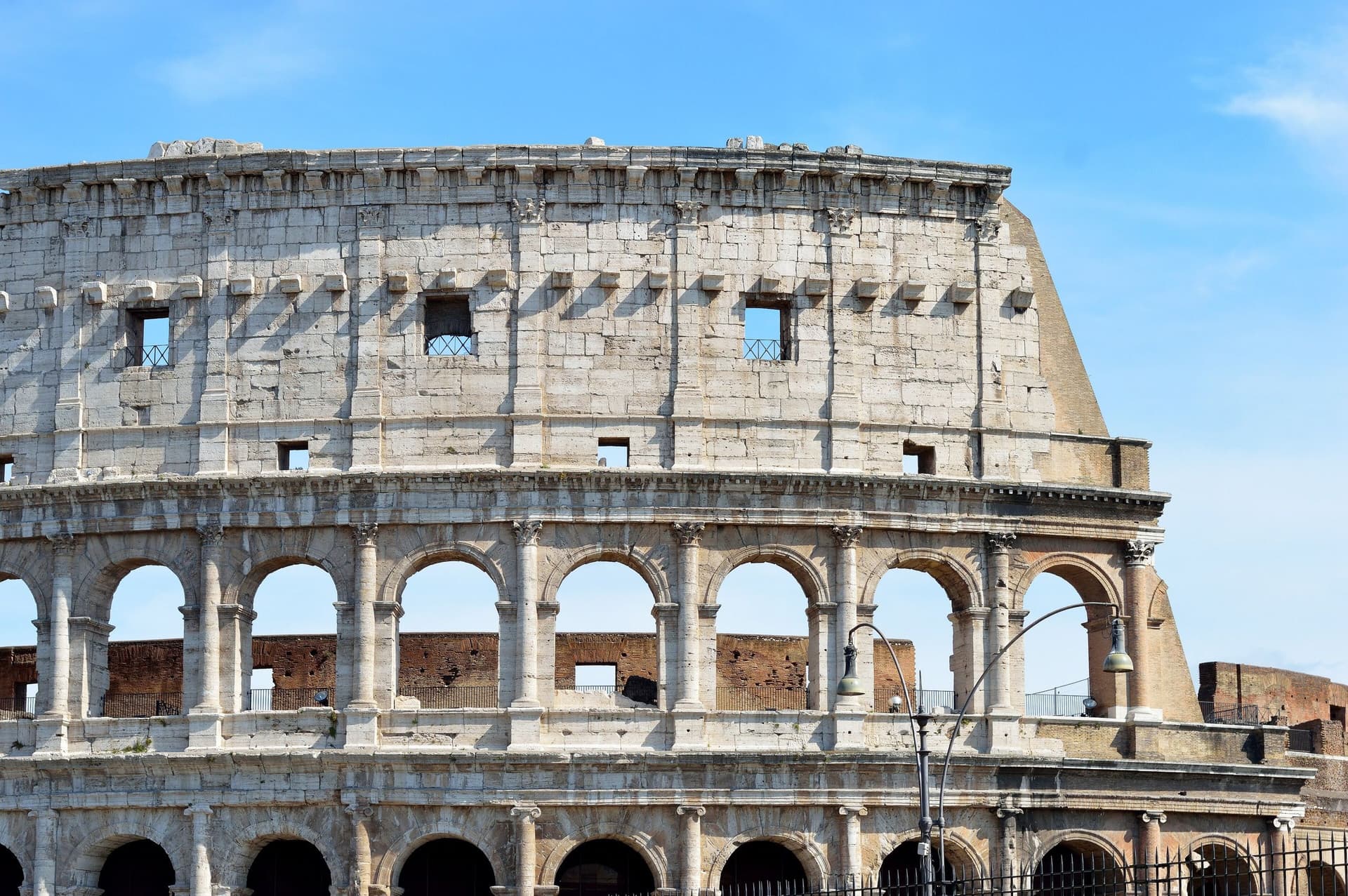 Het Colosseum in Rome van dichtbij onder een helderblauwe lucht