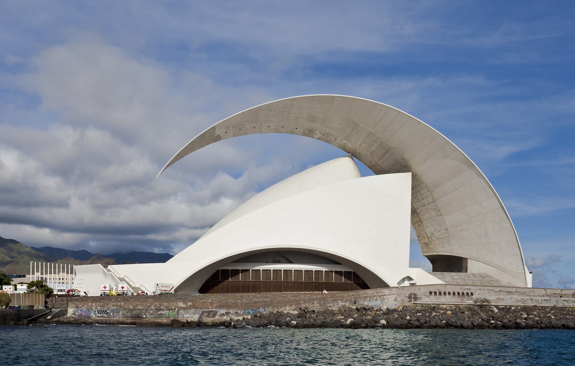 Het witte, golvende Auditorio de Tenerife van Santiago Calatrava aan de kust van Santa Cruz onder een blauwe lucht