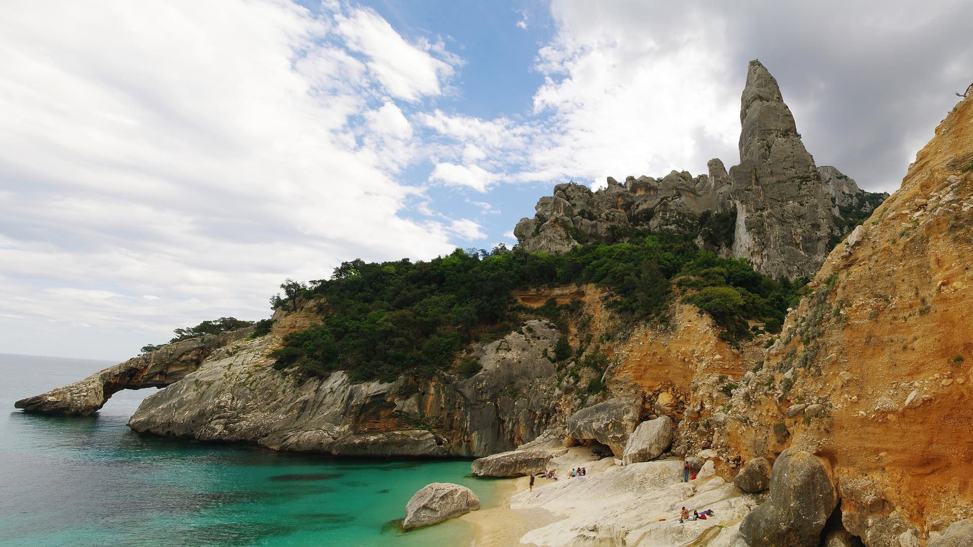 De rotsnaald en natuurlijke boog van Cala Goloritzè aan de Golf van Orosei op Sardinië, met turquoise water