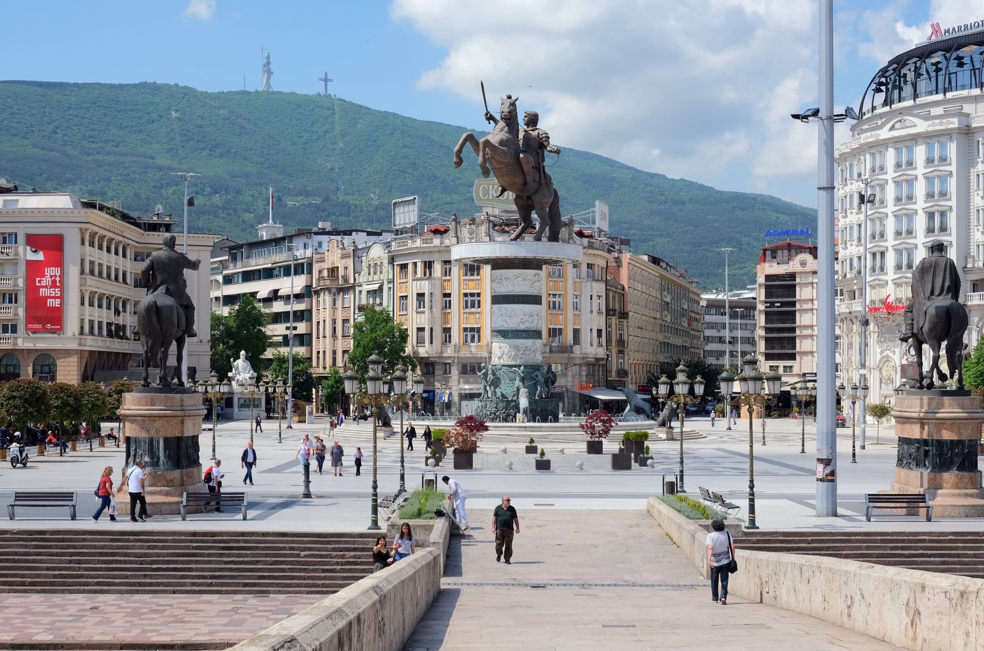 Het Macedonië-plein in Skopje gezien vanaf de Stenen Brug, met ruiterstandbeelden en de berg Vodno met het Millenniumkruis