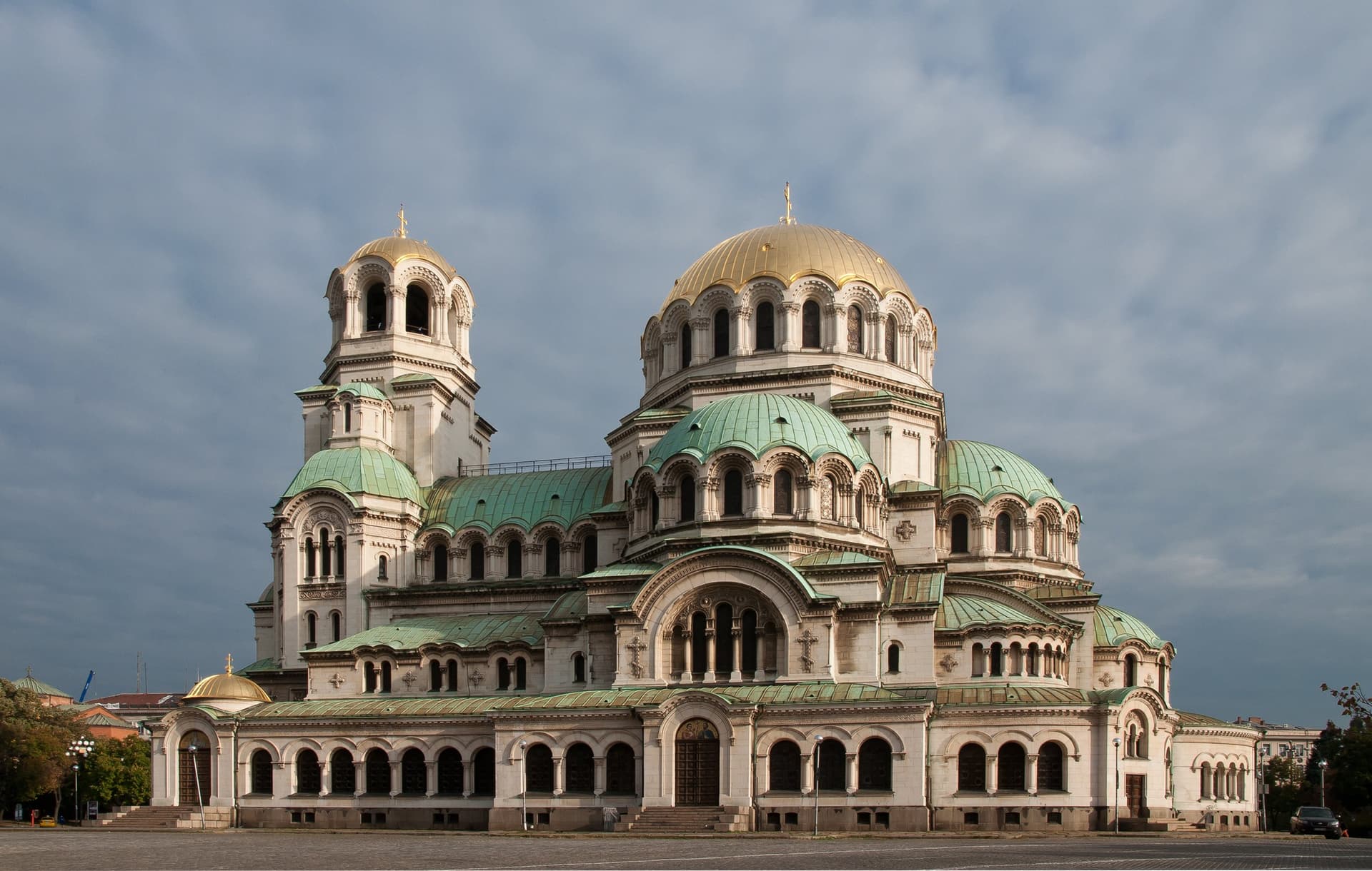 De Aleksandar Nevski-kathedraal in Sofia met vergulde en groene koepels
