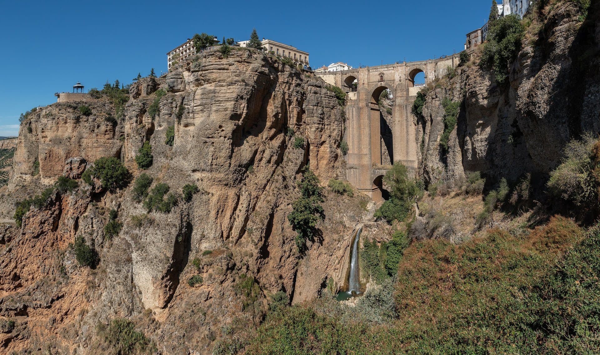 De Puente Nuevo in Ronda, een brug over de diepe kloof El Tajo met huizen aan de rand van de rotsen
