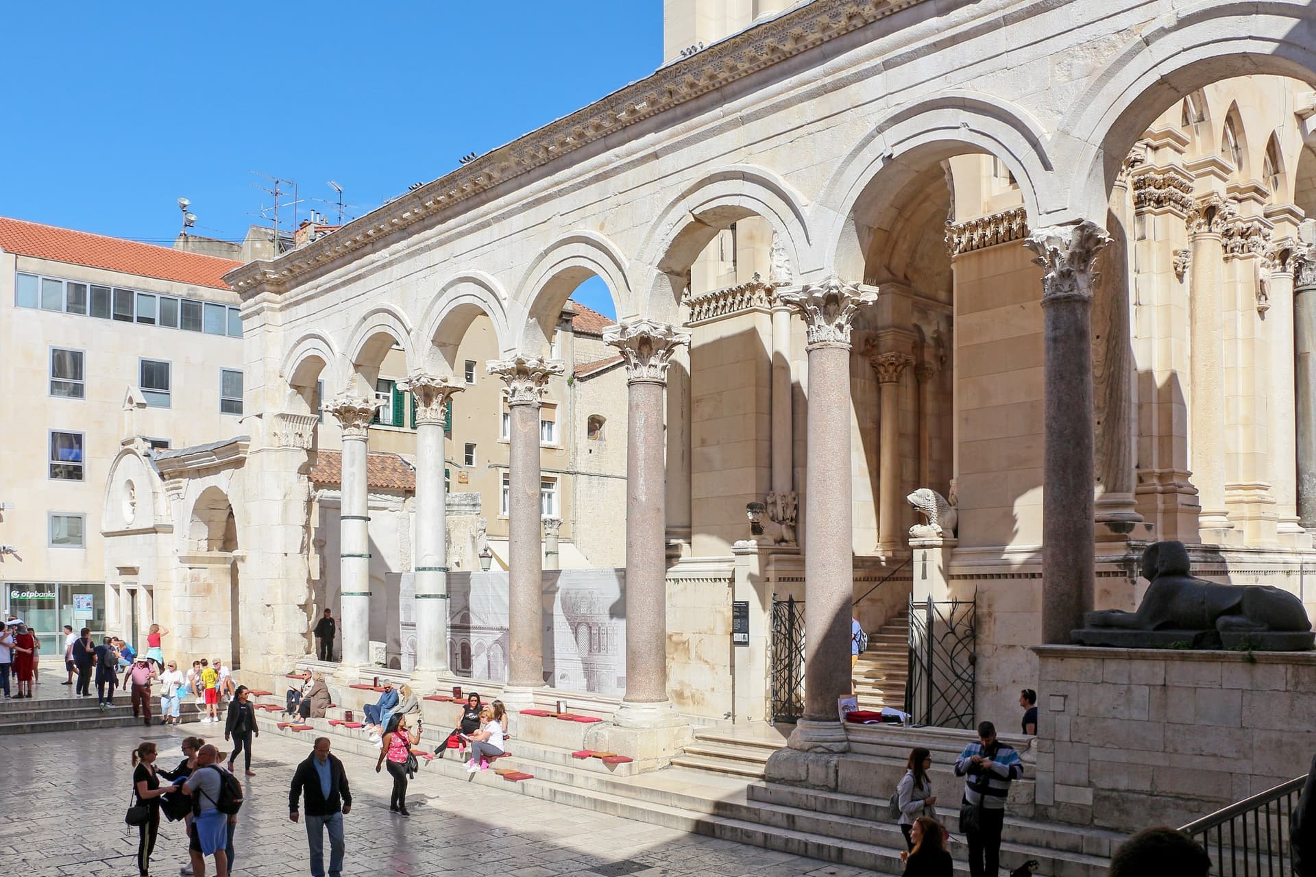 Het Peristylium van het Paleis van Diocletianus in Split met Romeinse zuilen en een sfinx