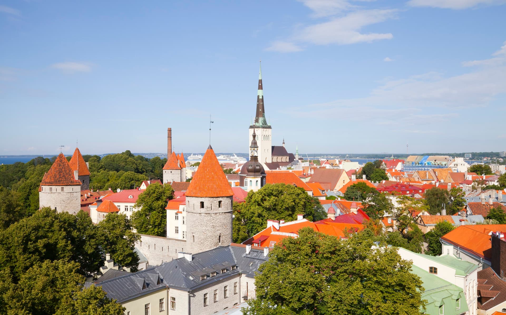 Uitzicht vanaf Toompea over de rode daken en torens van de oude stad van Tallinn met de Oostzee op de achtergrond