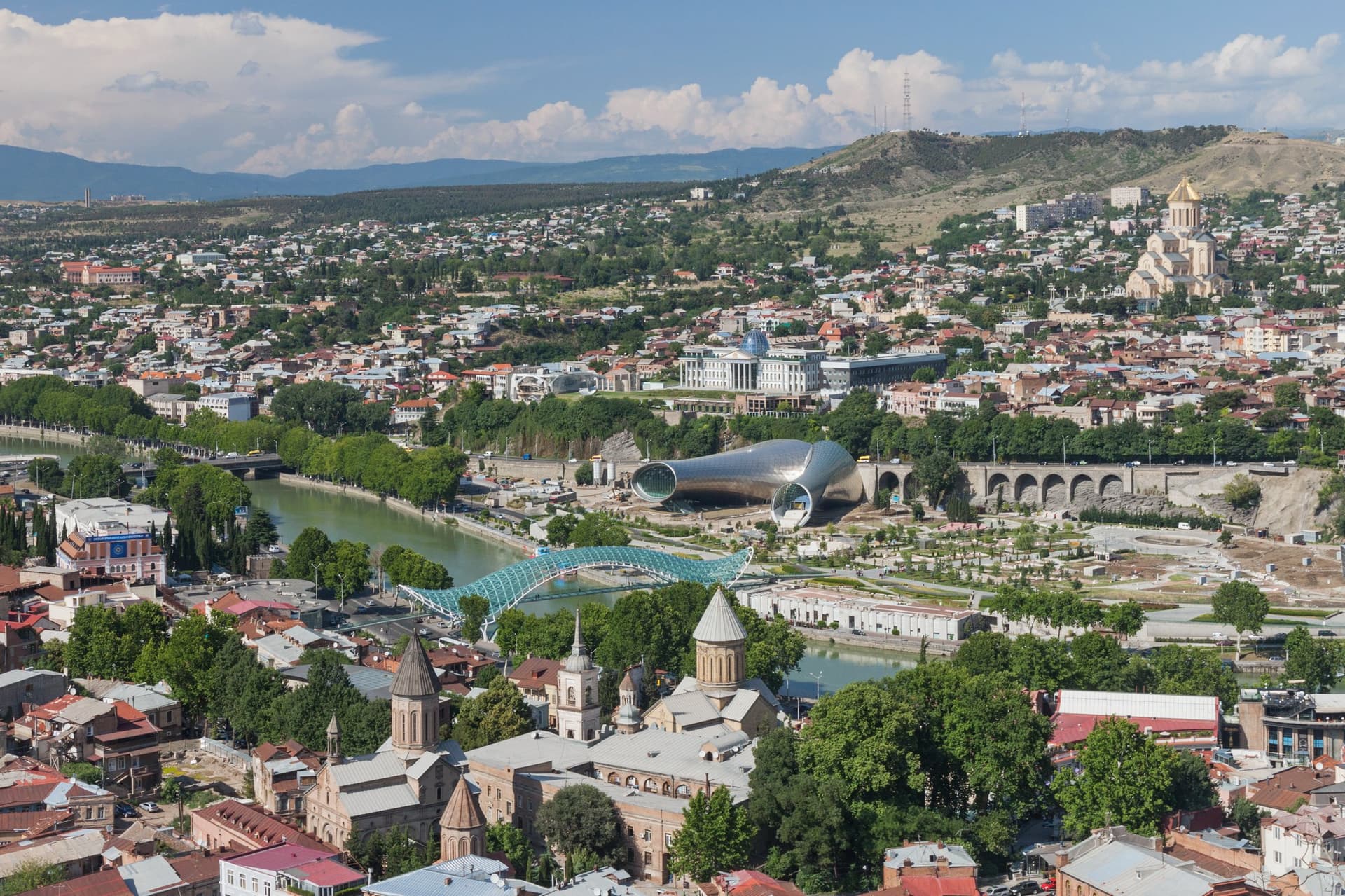 Uitzicht vanaf de vesting Narikala over Tbilisi, met de Vredesbrug over de Mtkvari, de oude stad en de Sameba-kathedraal op de heuvel