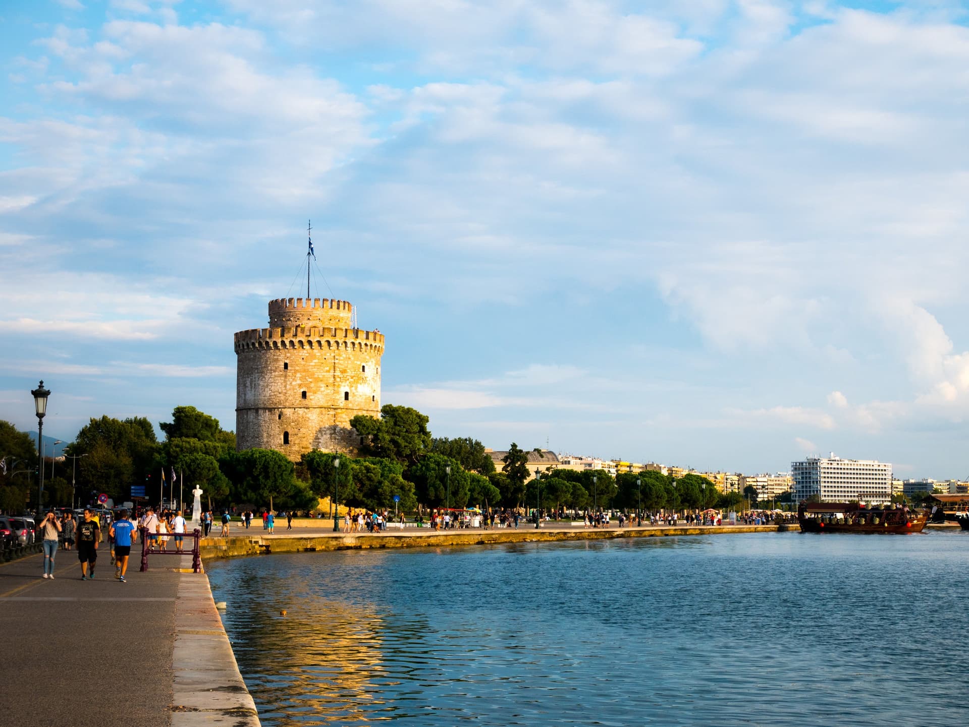 De Witte Toren aan de boulevard van Thessaloniki bij de Thermaïsche Golf onder een zomerse lucht