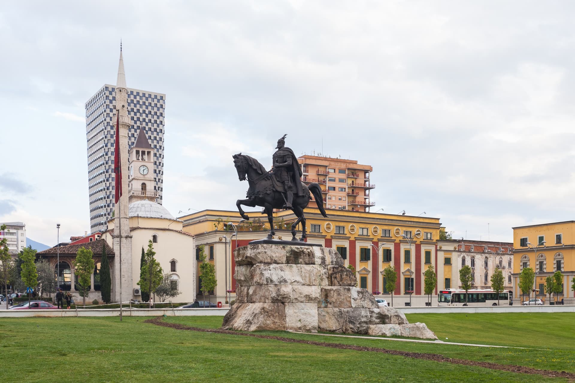 Het ruiterstandbeeld van Skanderbeg op het Skanderbegplein in Tirana met de Et'hem Bey-moskee en de klokkentoren