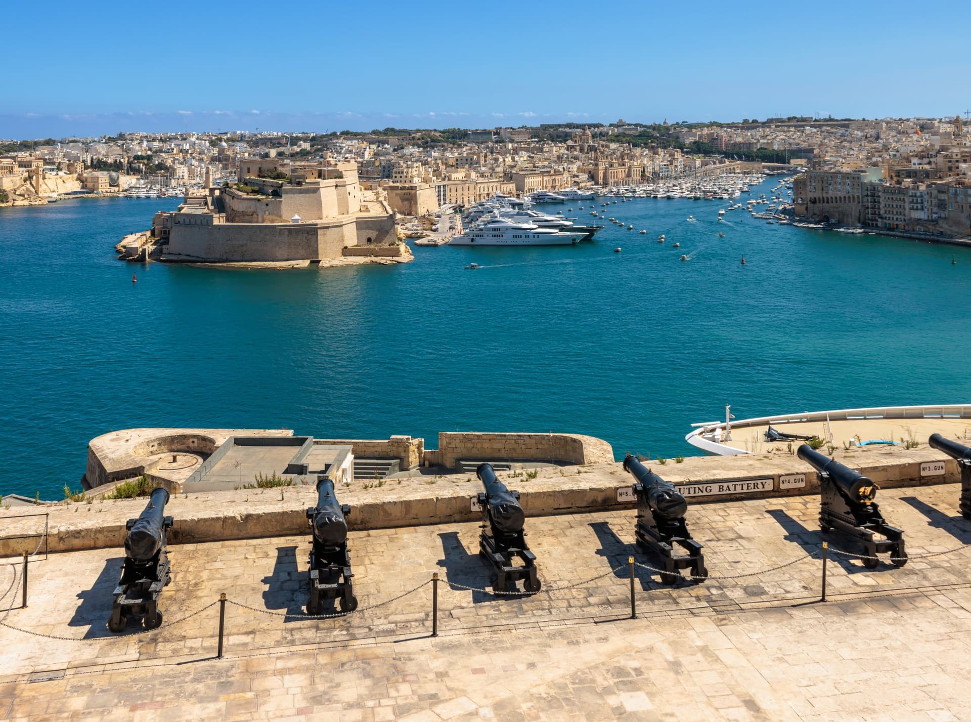 Uitzicht vanaf de Saluting Battery in Valletta over de Grand Harbour en Fort Sint-Angelo in Birgu