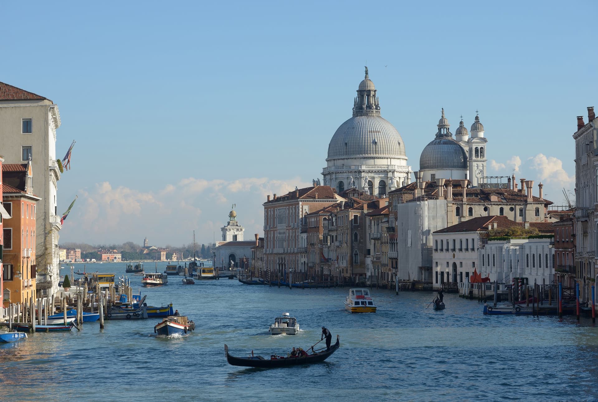 Het Canal Grande in Venetië met de koepels van de Santa Maria della Salute, gezien vanaf de Accademiabrug, met een gondel op het water
