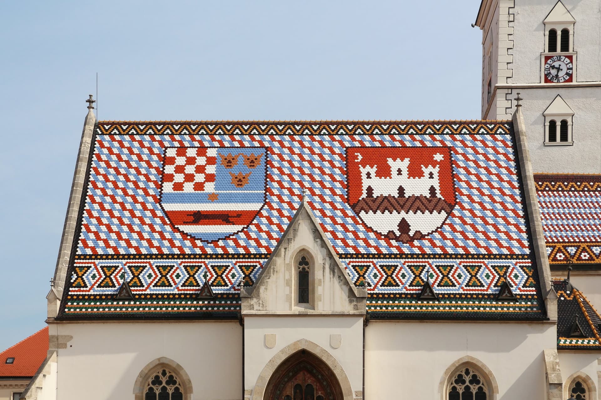 Het kleurrijke pannendak met wapenschilden van de Sint-Marcuskerk in de bovenstad van Zagreb