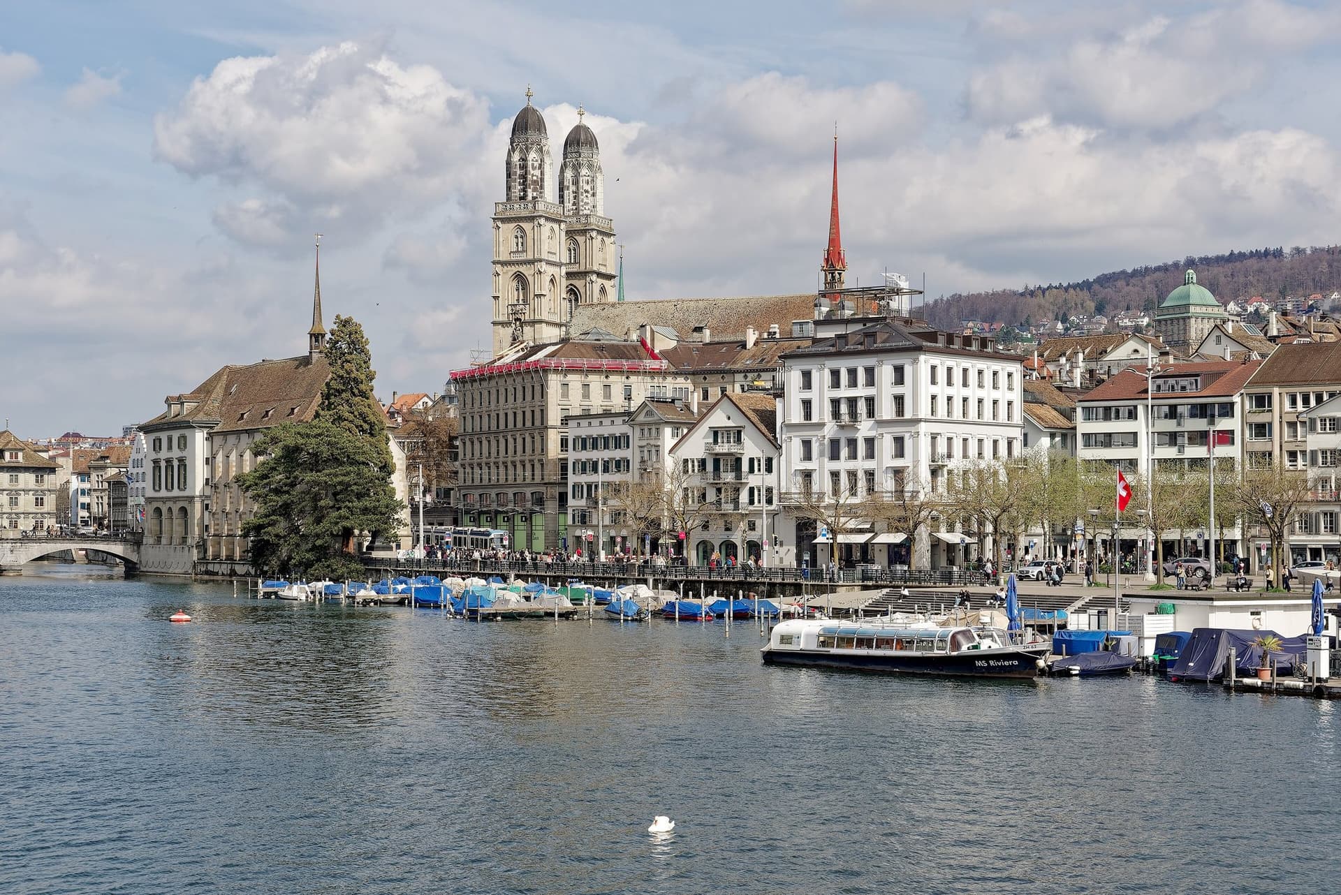 De Limmat in Zürich met de dubbele torens van het Grossmünster en de huizen langs de Limmatquai