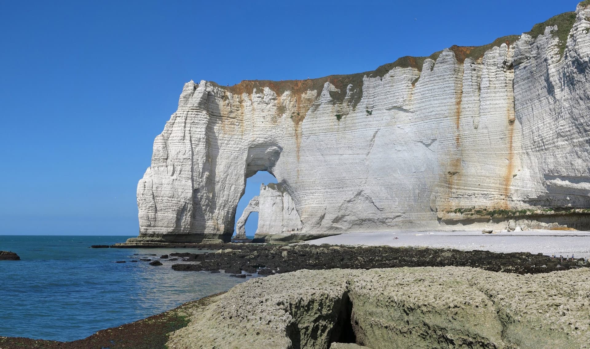 Witte krijtrotsen en natuurlijke rotsbogen van Étretat aan de kust van Normandië